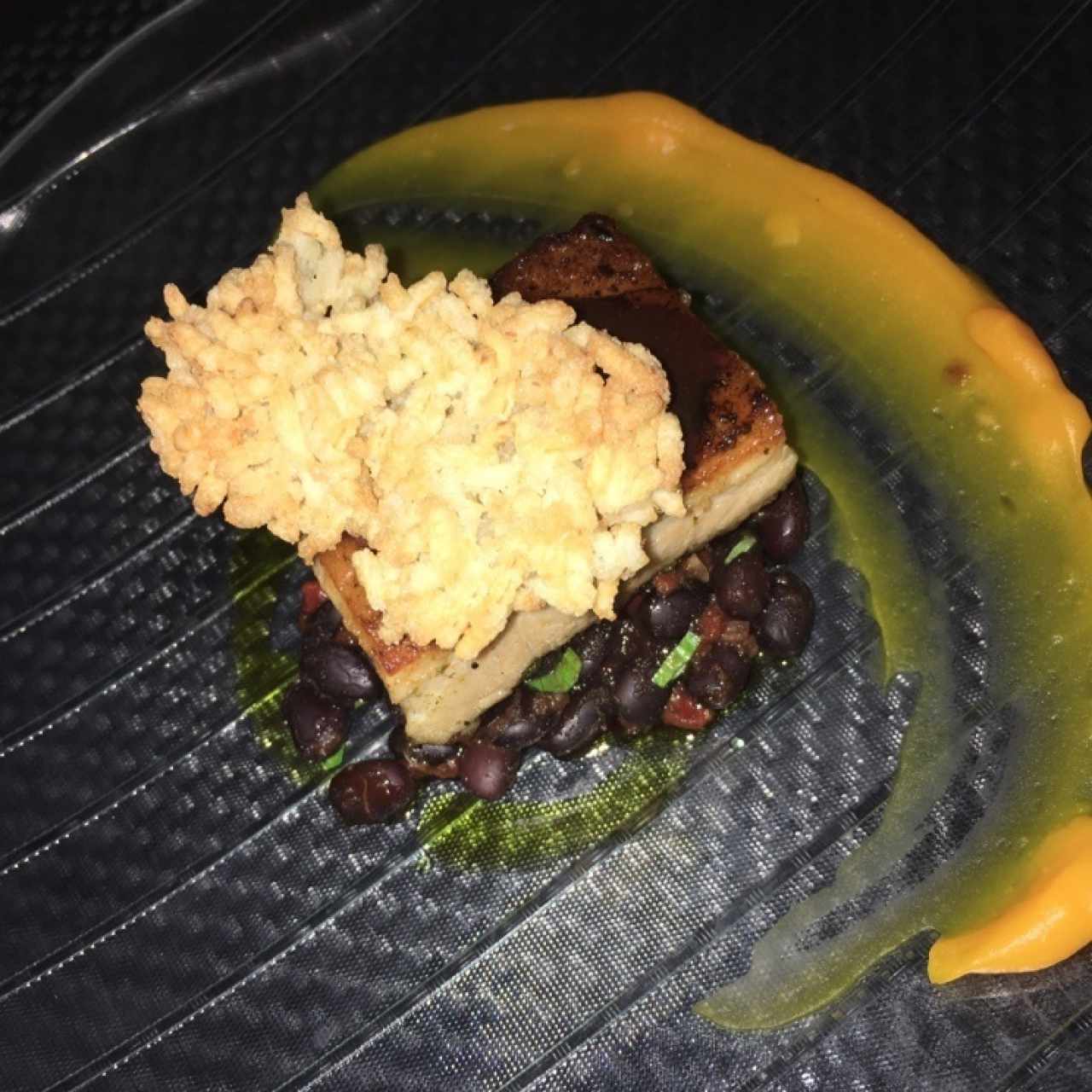 Porkbelly con arroz inflado, frijoles glaseados y marinados con raspadura de saril