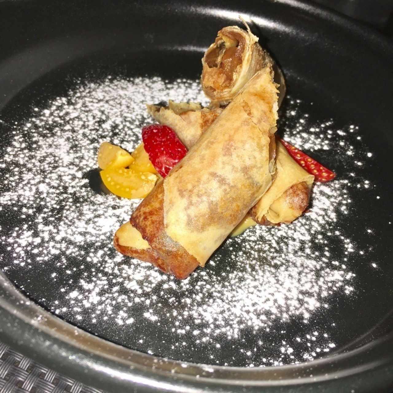 Strudel panameño de mango con dulce de leche