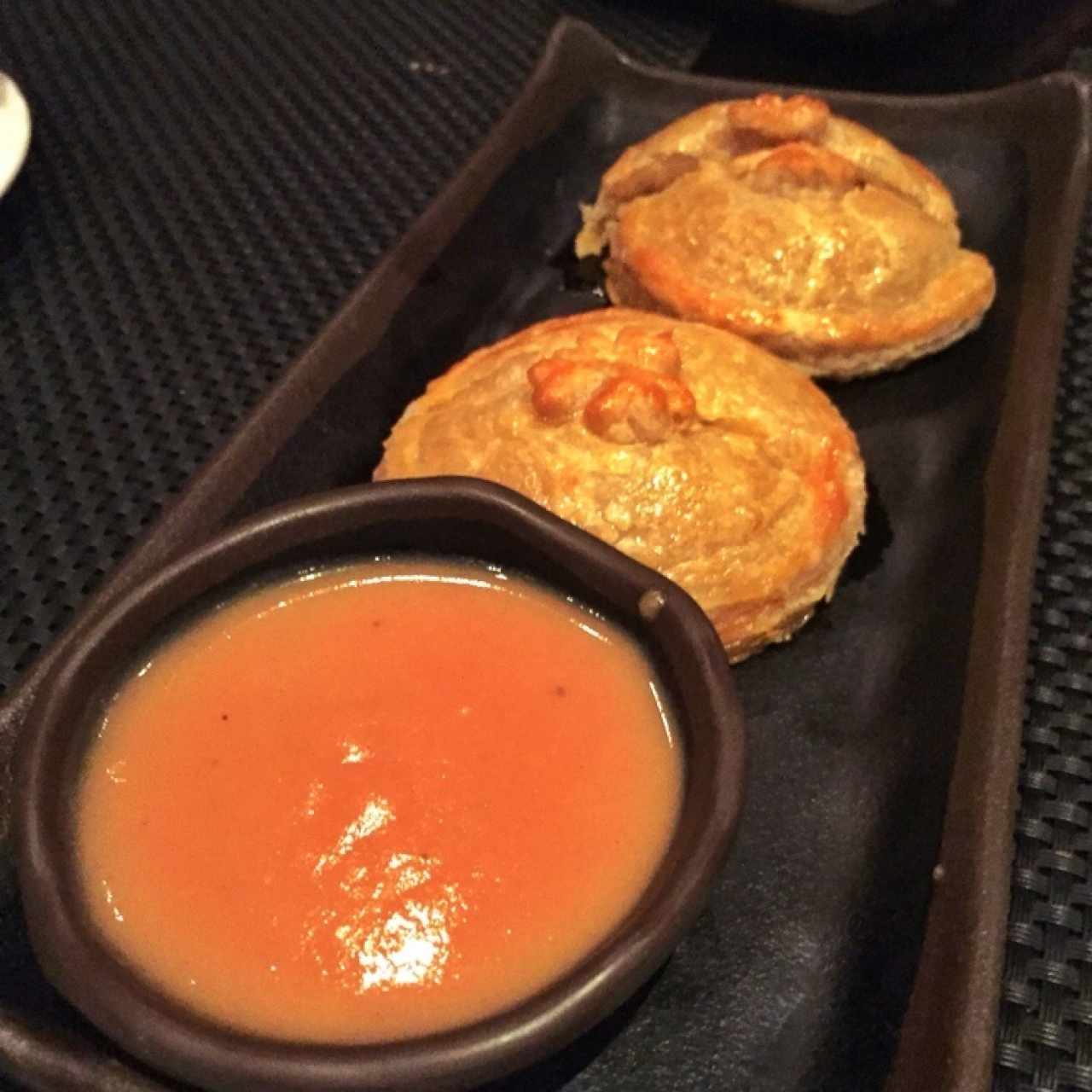 Pastelitos APC (arroz, poroto y carne) con salsa de plátano