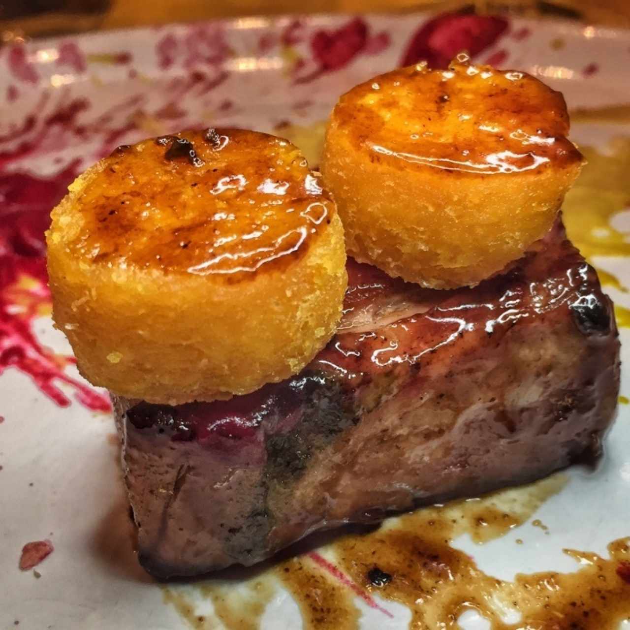 Voladores en Las Tablas - Pork Belly/Tortilla de Maíz Humada/Cremoso de Remolacha y de Plátano/Salsa de Raspadura y Saril