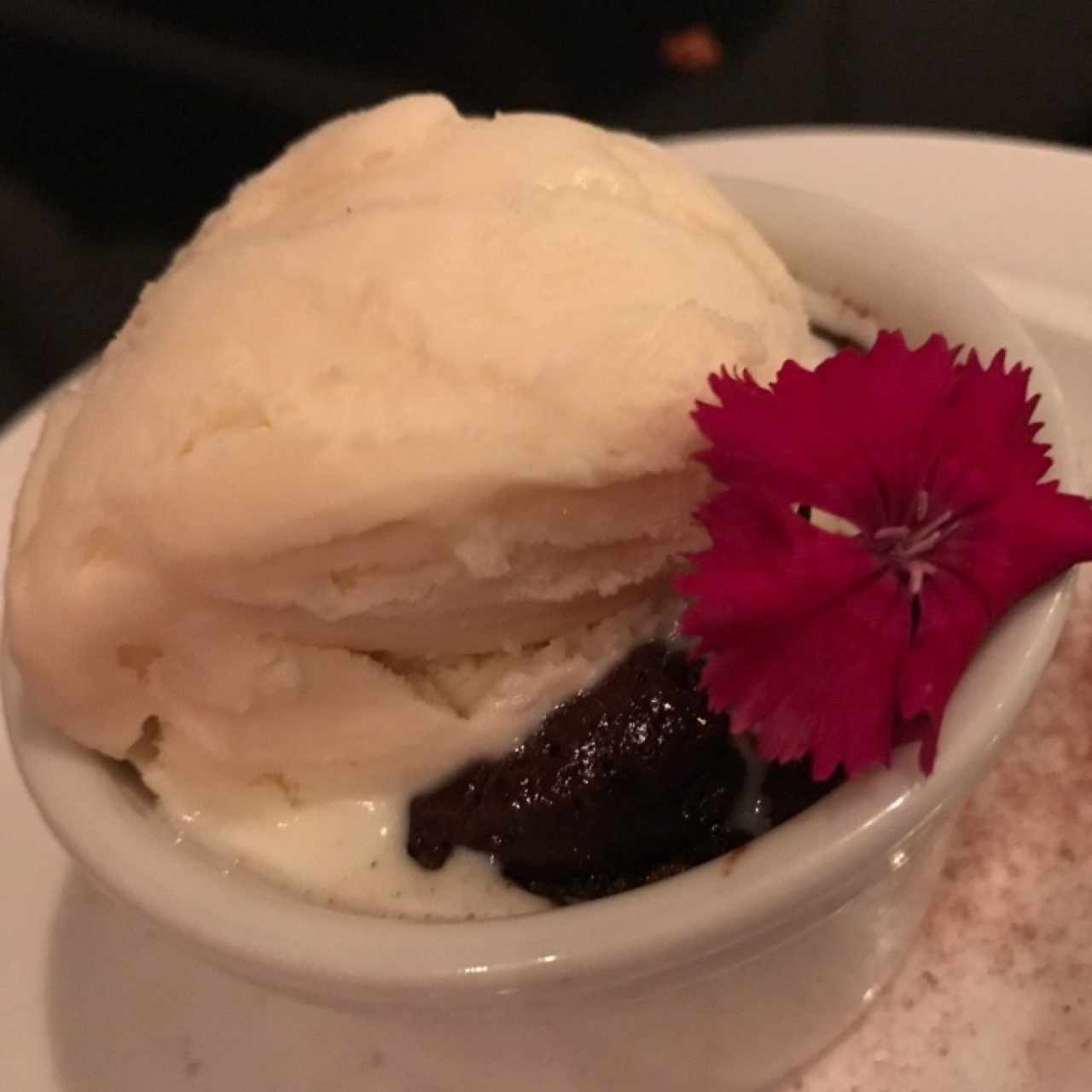 Volcán de chocolate y helado de canela