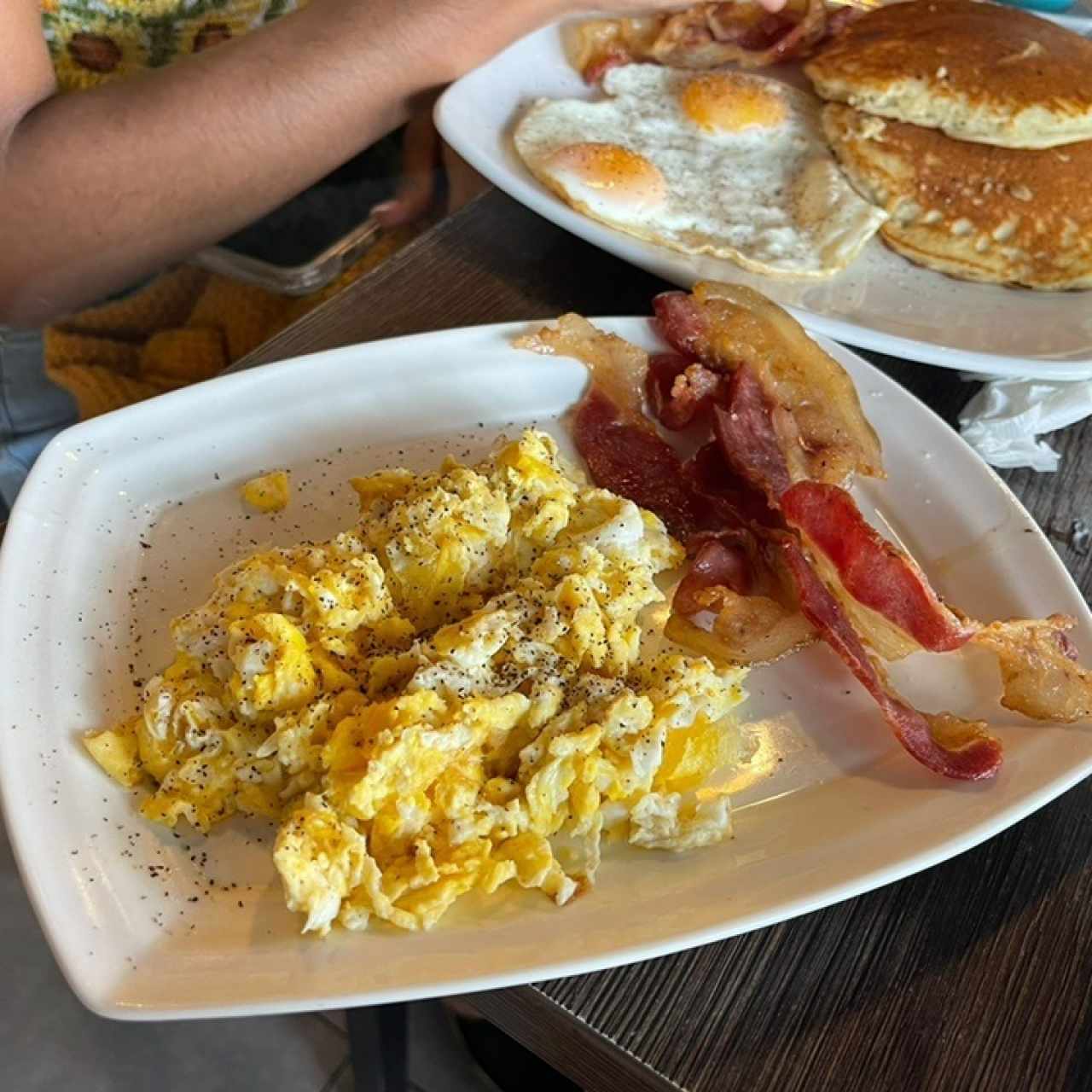 Huevos revueltos con tocino