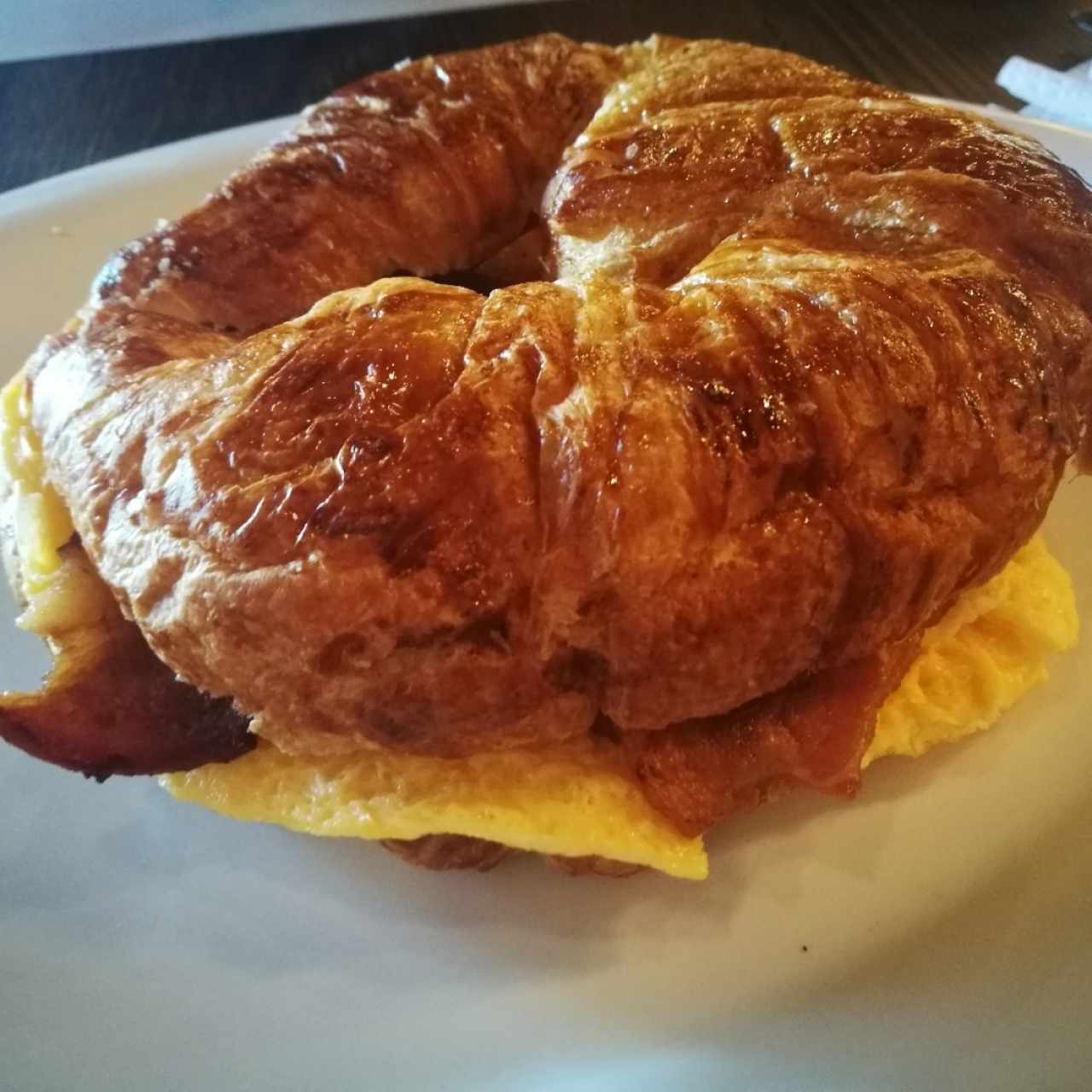 Croissant de huevo con bacon