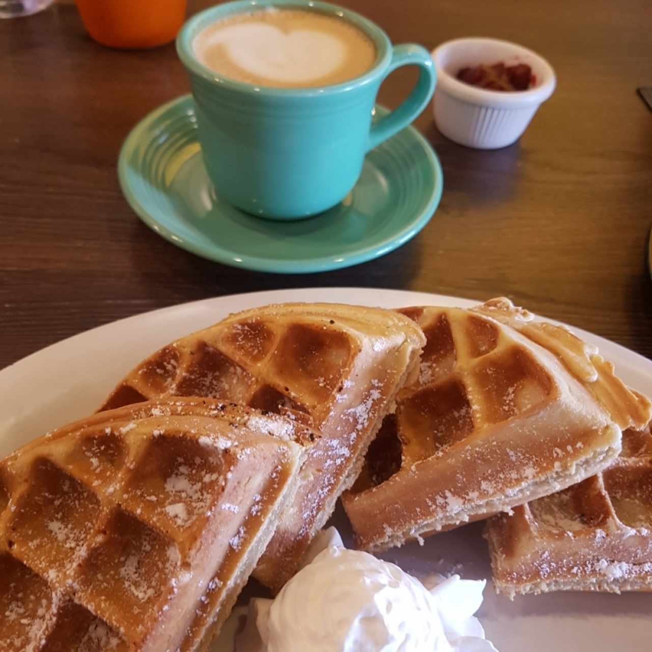 Waffles sencillos y capuccino 