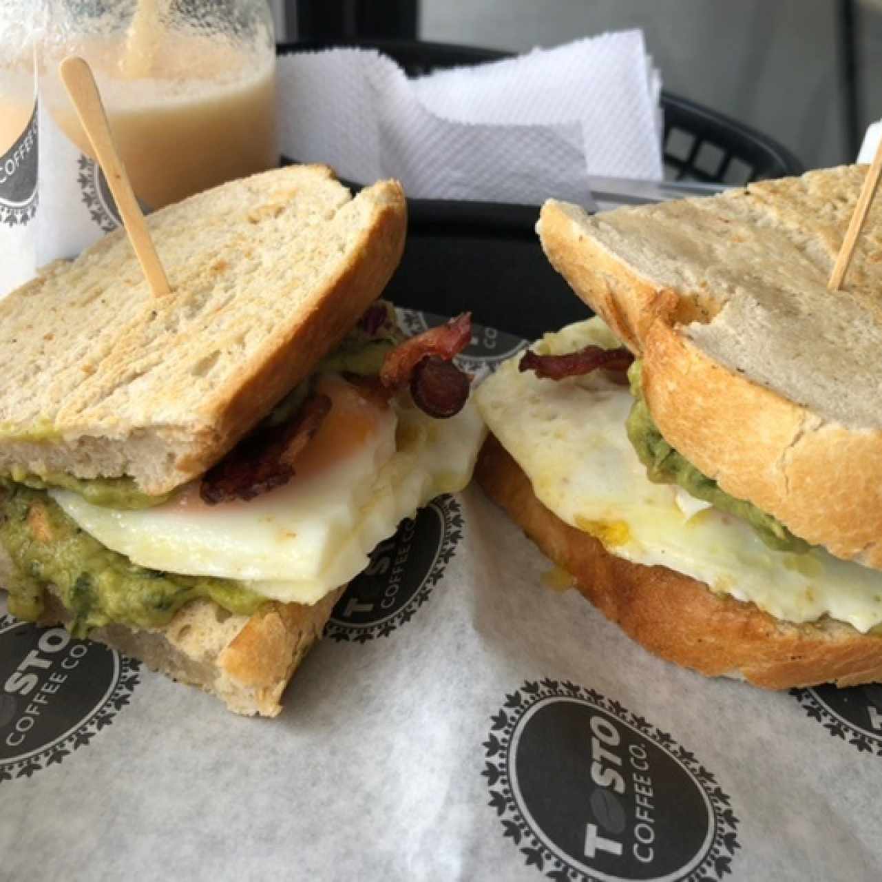 Delicioso emparedado con Aguacate, bacon, huevo y más