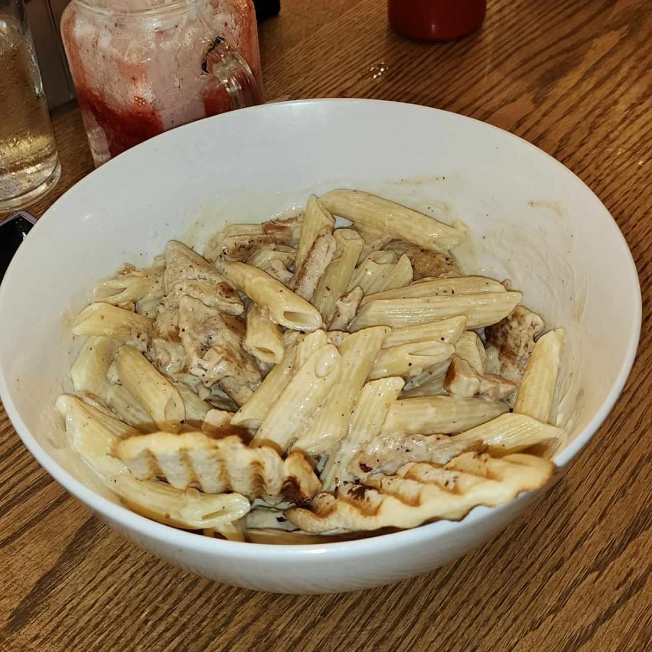 Penne Alfredo con pollo