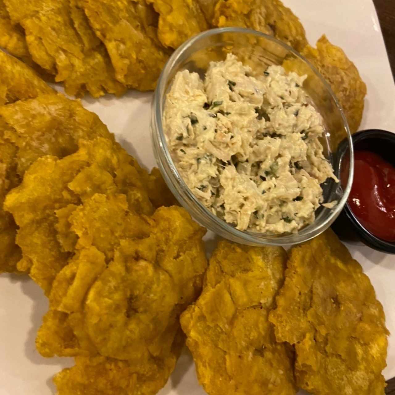 Dip de pollo y patacones