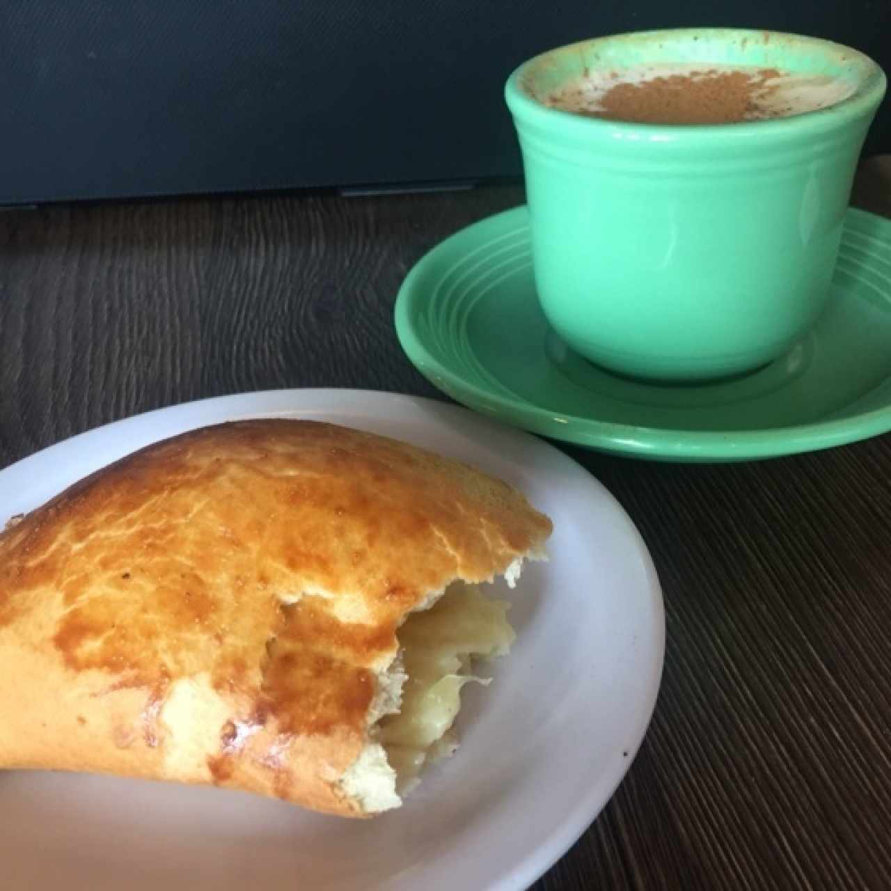 Latte con sabor Amaretto y Empanada de queso