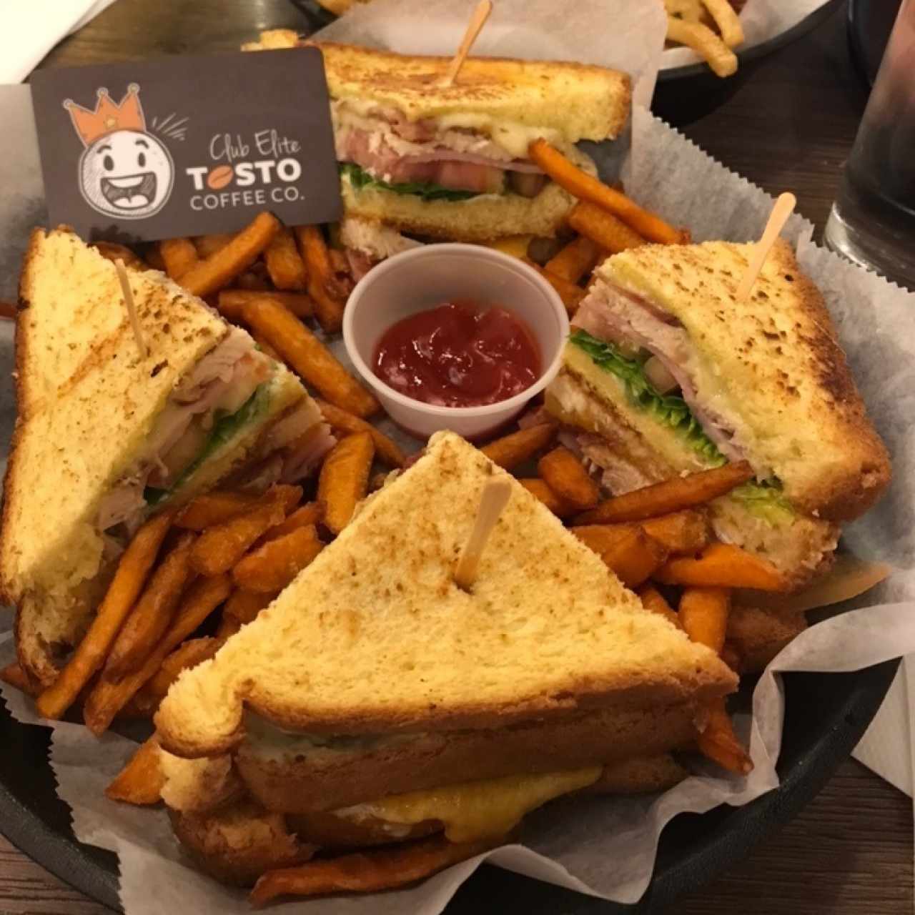 lo mejor para terminar un viernes sandwich club