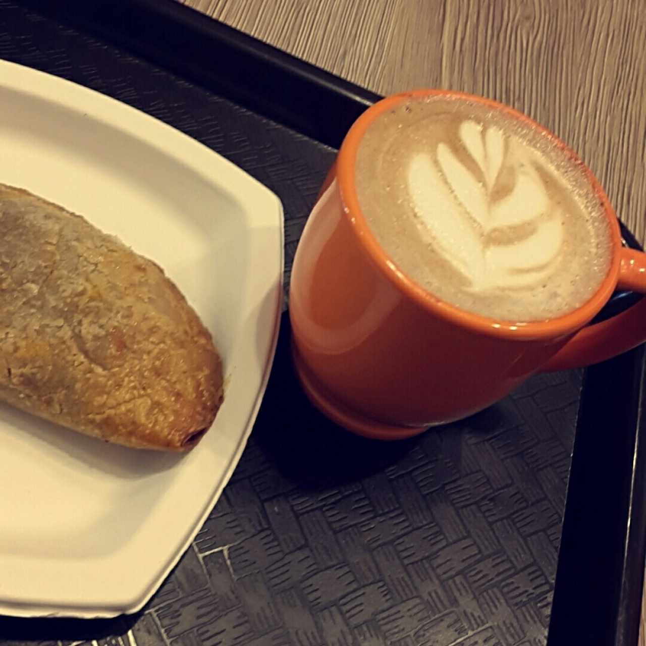 Capuccino con Nutella y Empanada con Chorizo Tableño