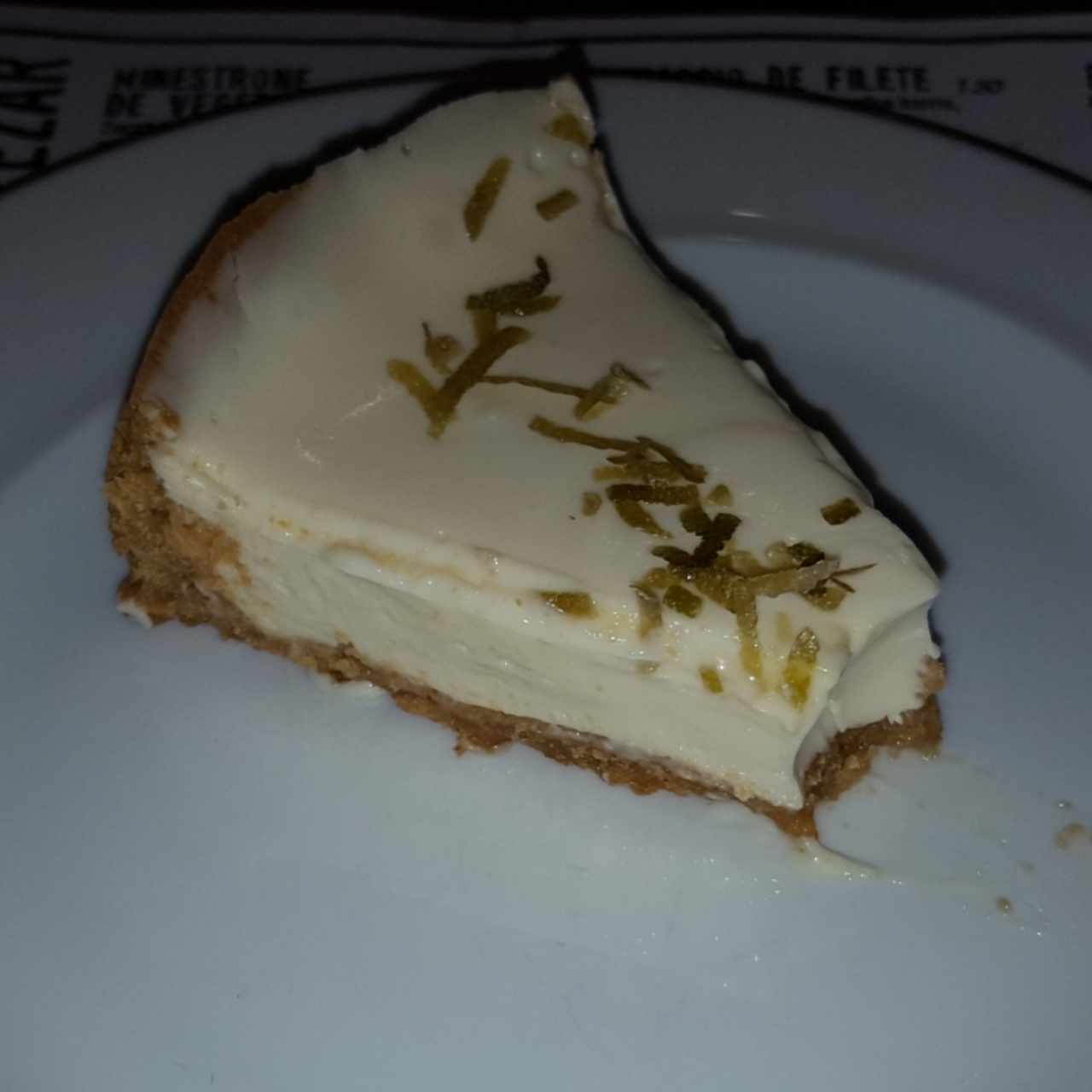 pie de limón con rayadura de limón encima