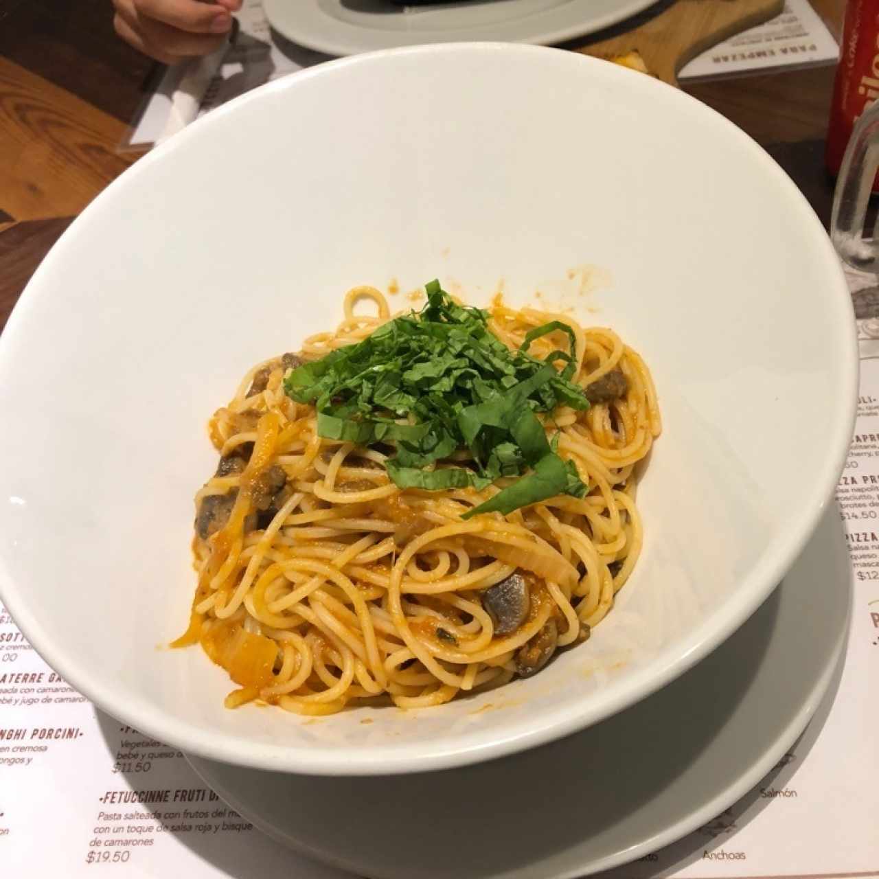 spaghetti con rugula, hongos, brocoli y cebolla