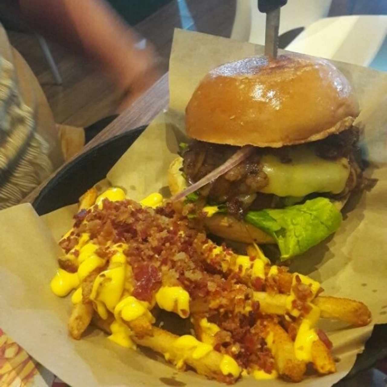 hangover burger con papas con queso y bacon