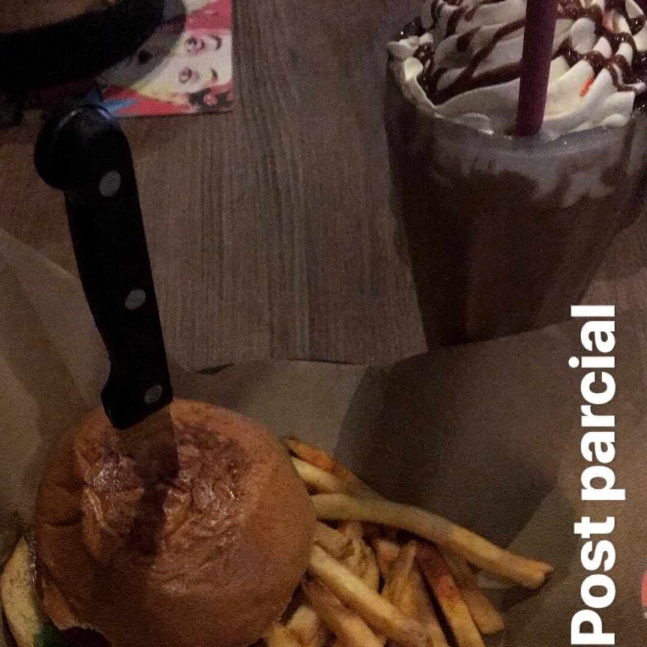 Cheese Burger & Milkshake de Chocolate - Slabón. 