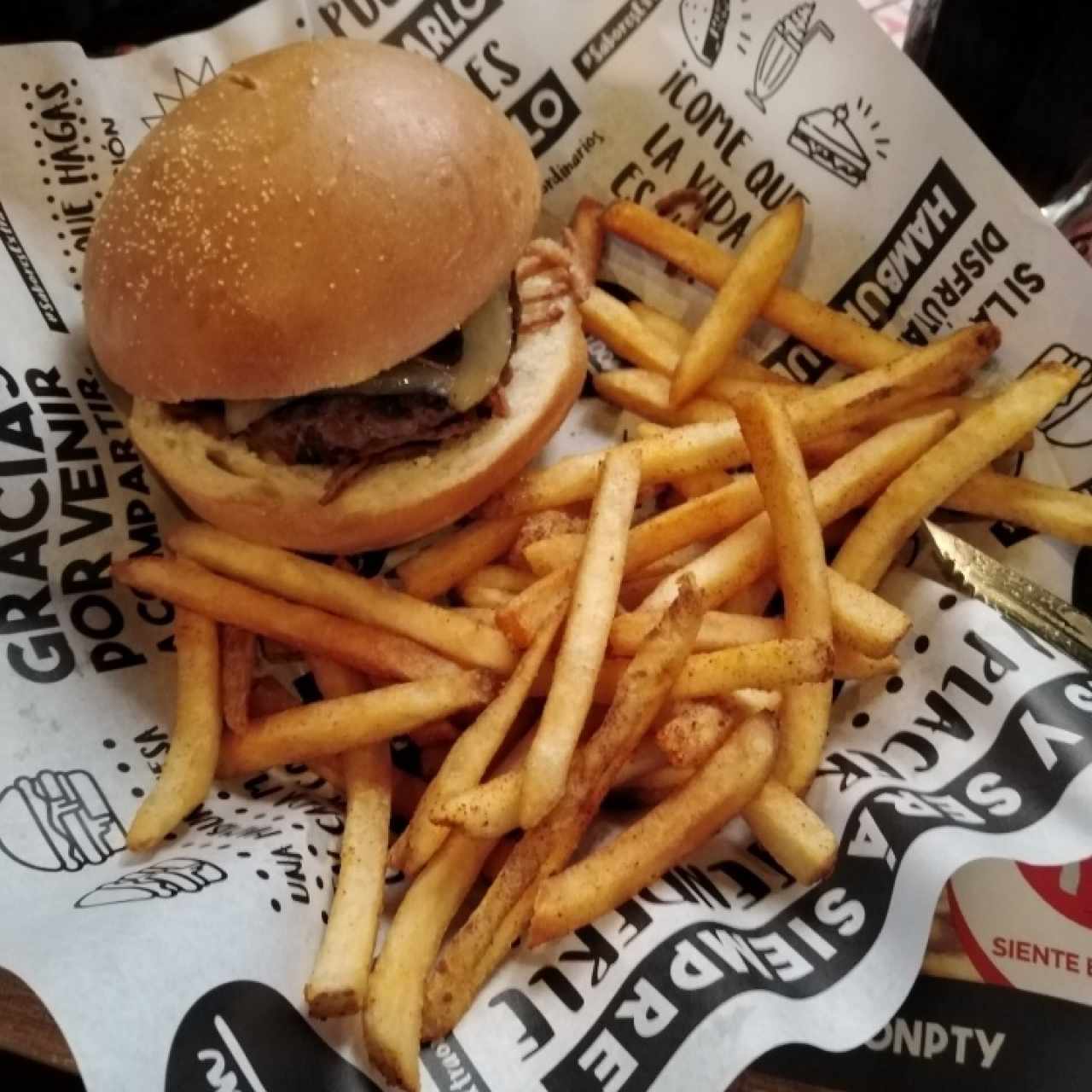 Hamburguesa Ayala trufa con papas fritas