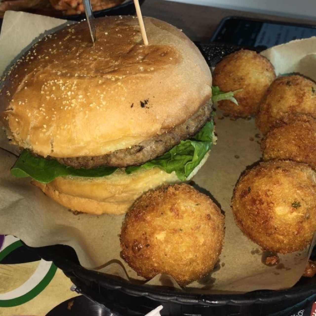 Hamburguesa con todo acomoañadas de perlas de yuca