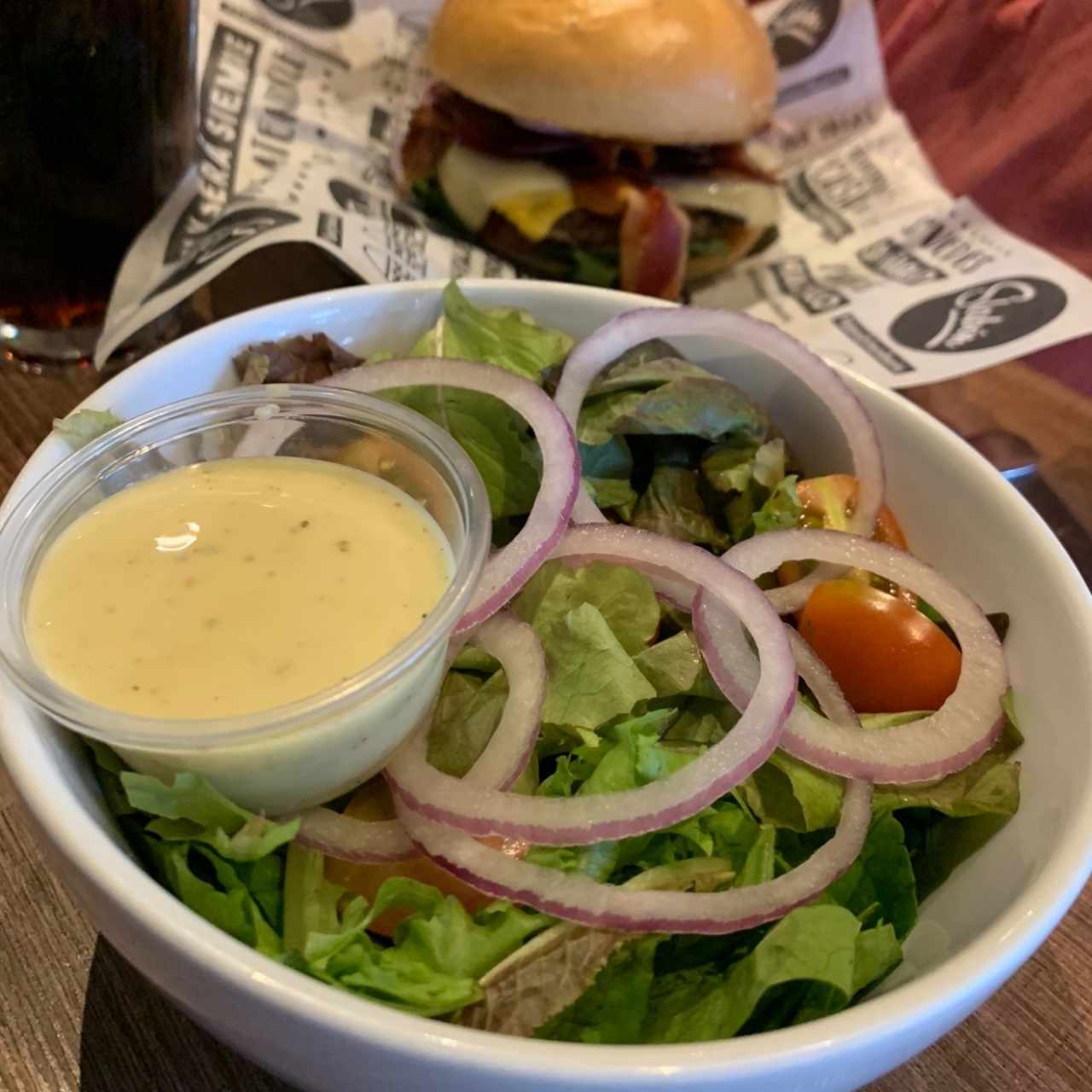 ensalada y hamburguesa