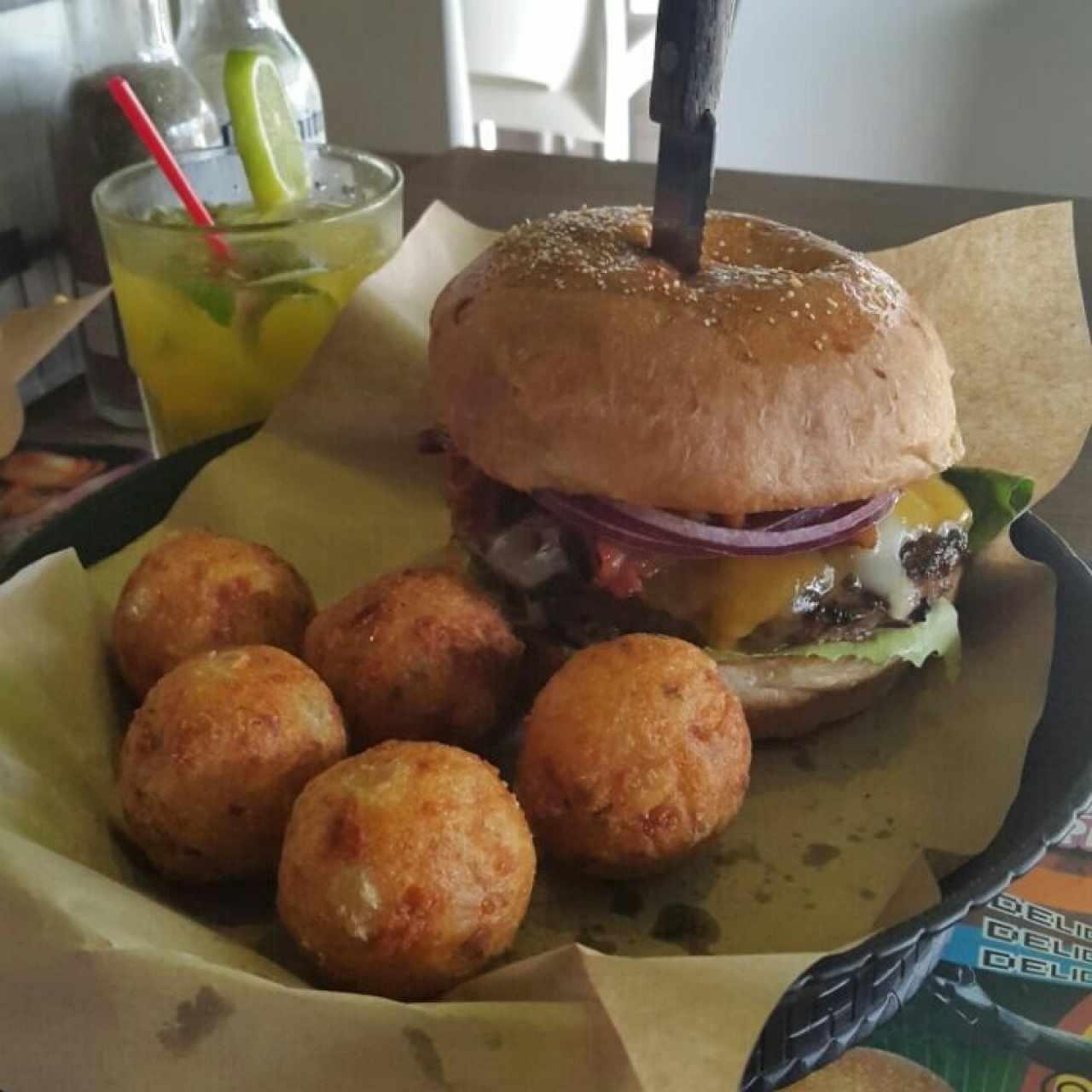 Cheese Burger con Perlas de Yuca