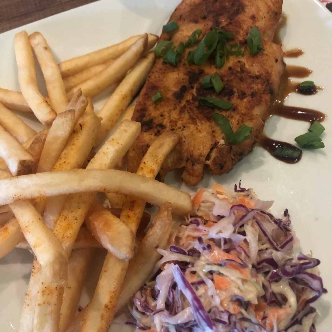 Filete de pollo grill, papas fritas y ensalada de Coleslaw (Menú Lunch)