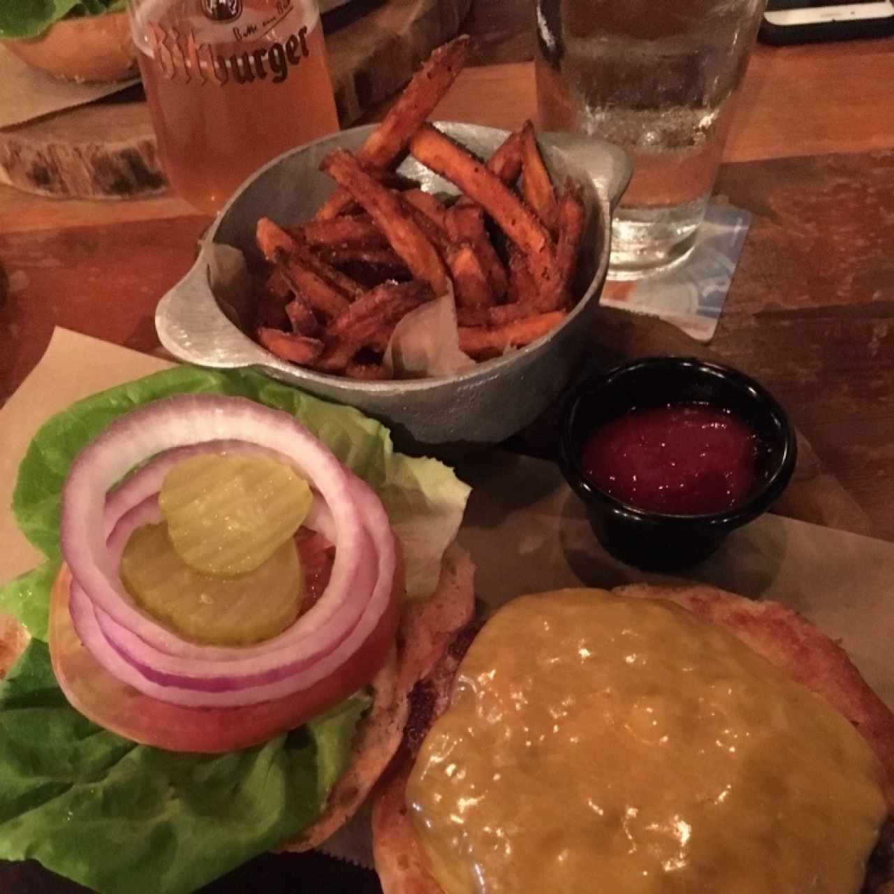 hamburguesa con queso y camotes fritos