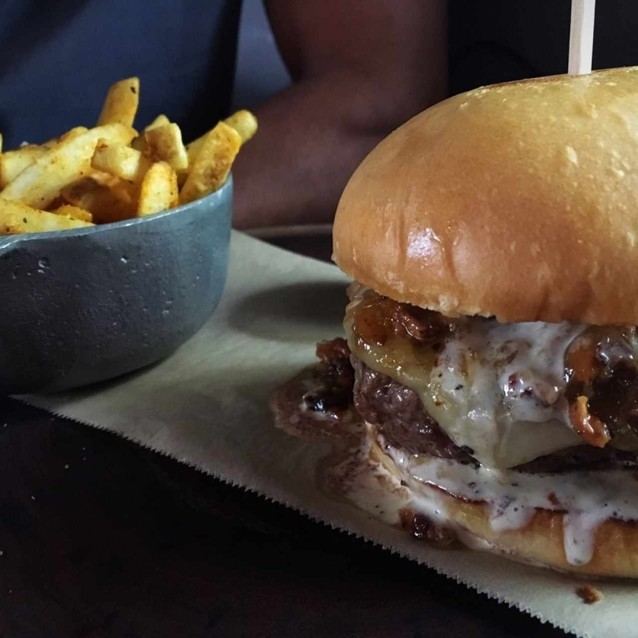 hamburguesa republicano con papas fritas