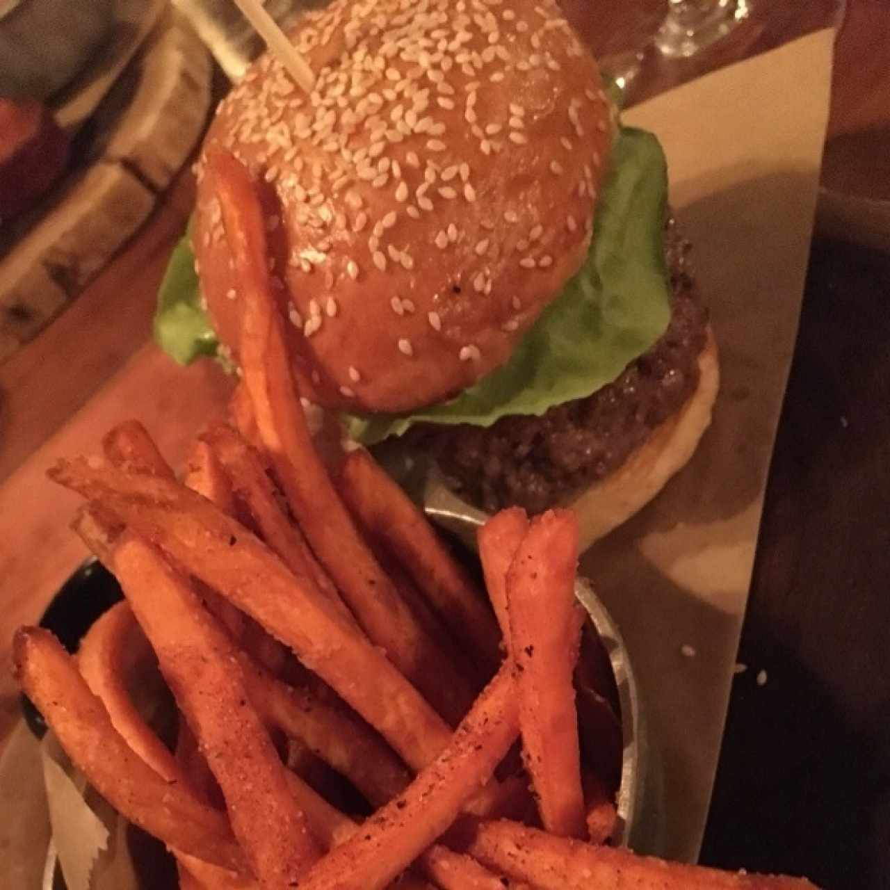 quesoburguesa con papitas de camote