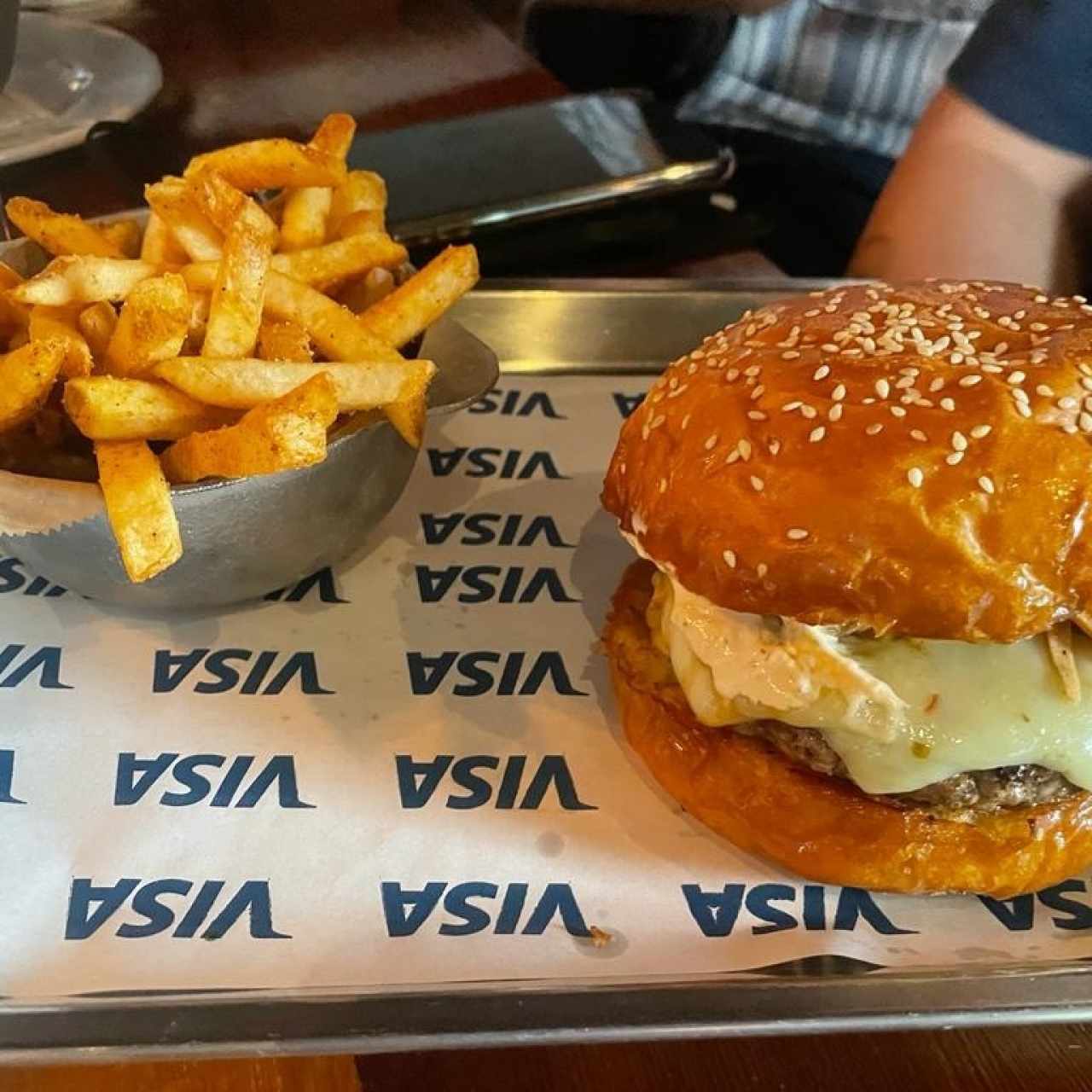 LA FEDERAL (6oz carne de pastoreo, short rib cocido en salsa chiles, quesos Monterrey/Pepper Jack, aioli ahumado  pico gallo rostizado, tortilla chips con drizzle salsa verde y pan de papa), con papitas fritas