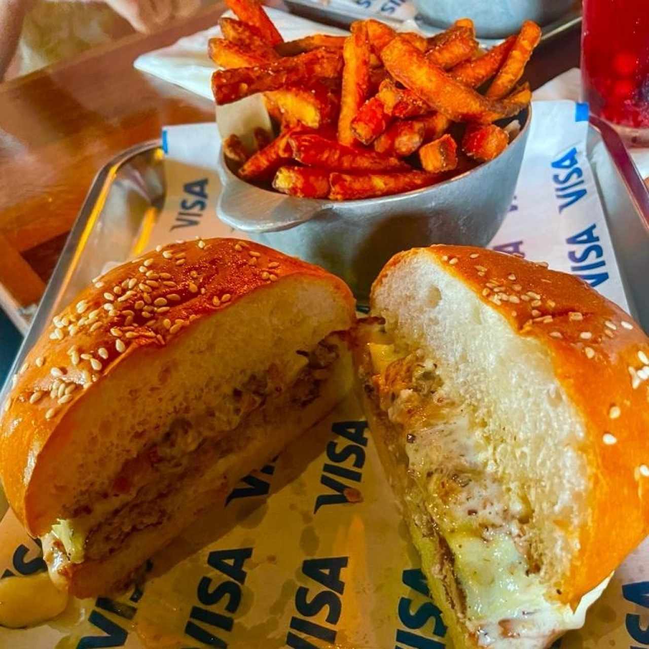 EL REPUBLICANO (Hamburguesa con jalea  cebolla/bacon, queso Pepper Jack y salsa BBQ blanca de la casa, en pan artesanal de cebolla), con camotes fritos