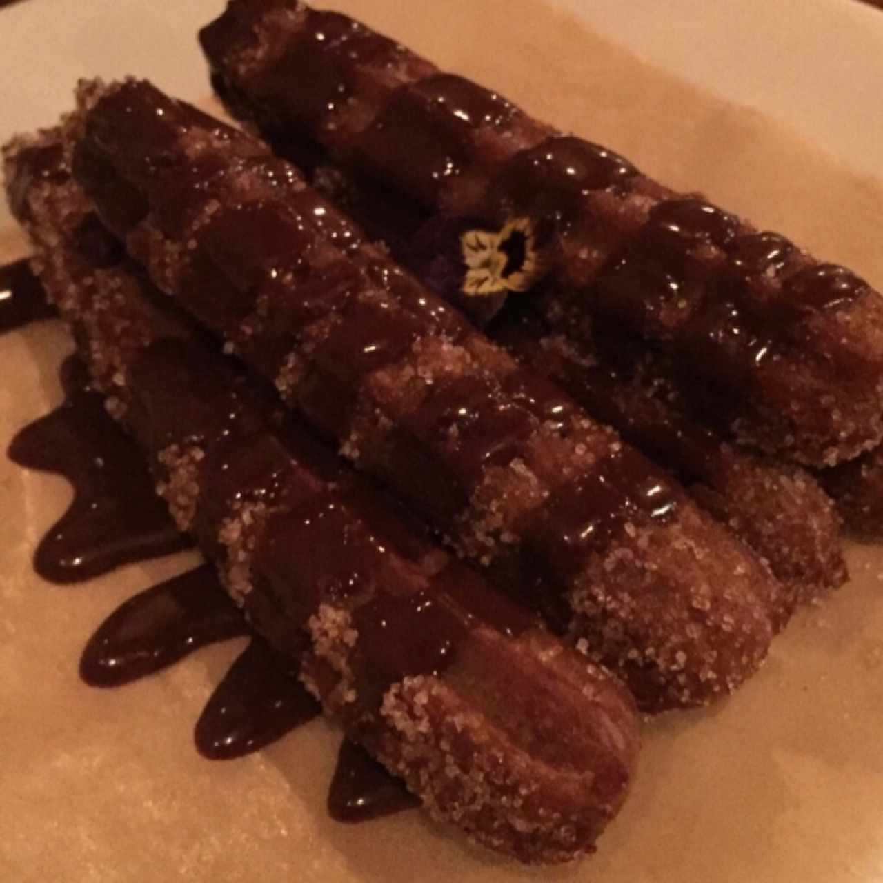 Churros con dulce de leche y chocolate