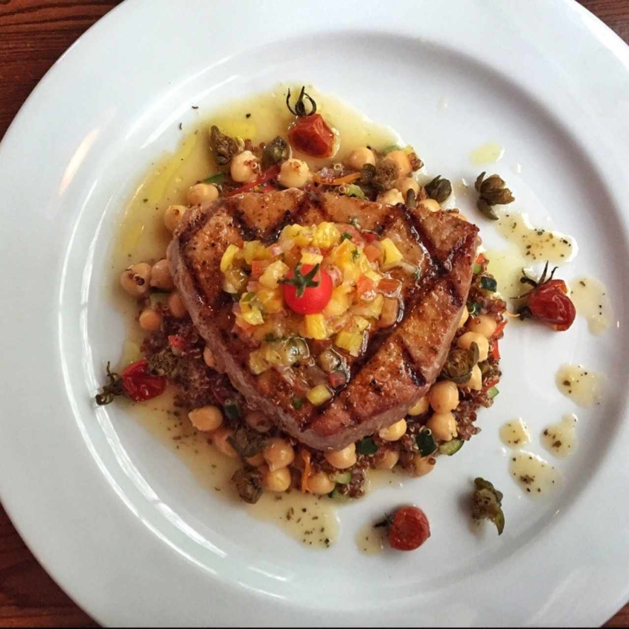 Atún con ensalada de garbanzos y quinoa roja