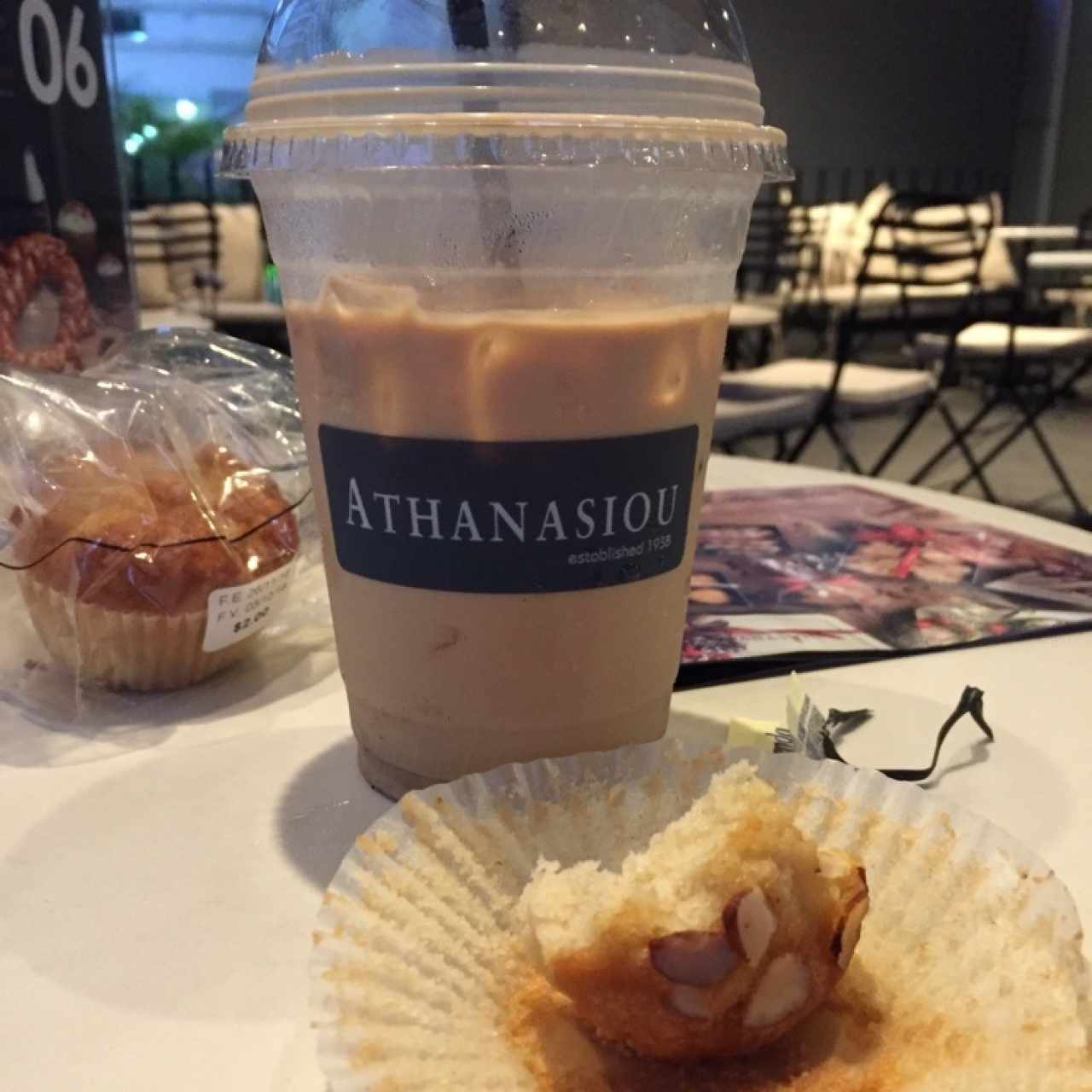 iced capuccino y cupcakes de almendra y coco