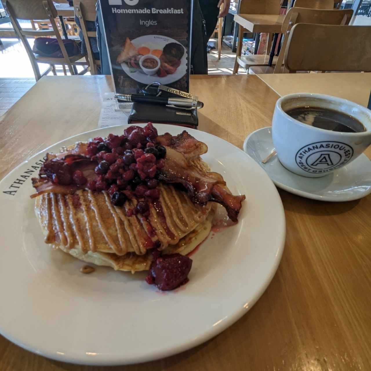 Pancakes con bacon y café americano.