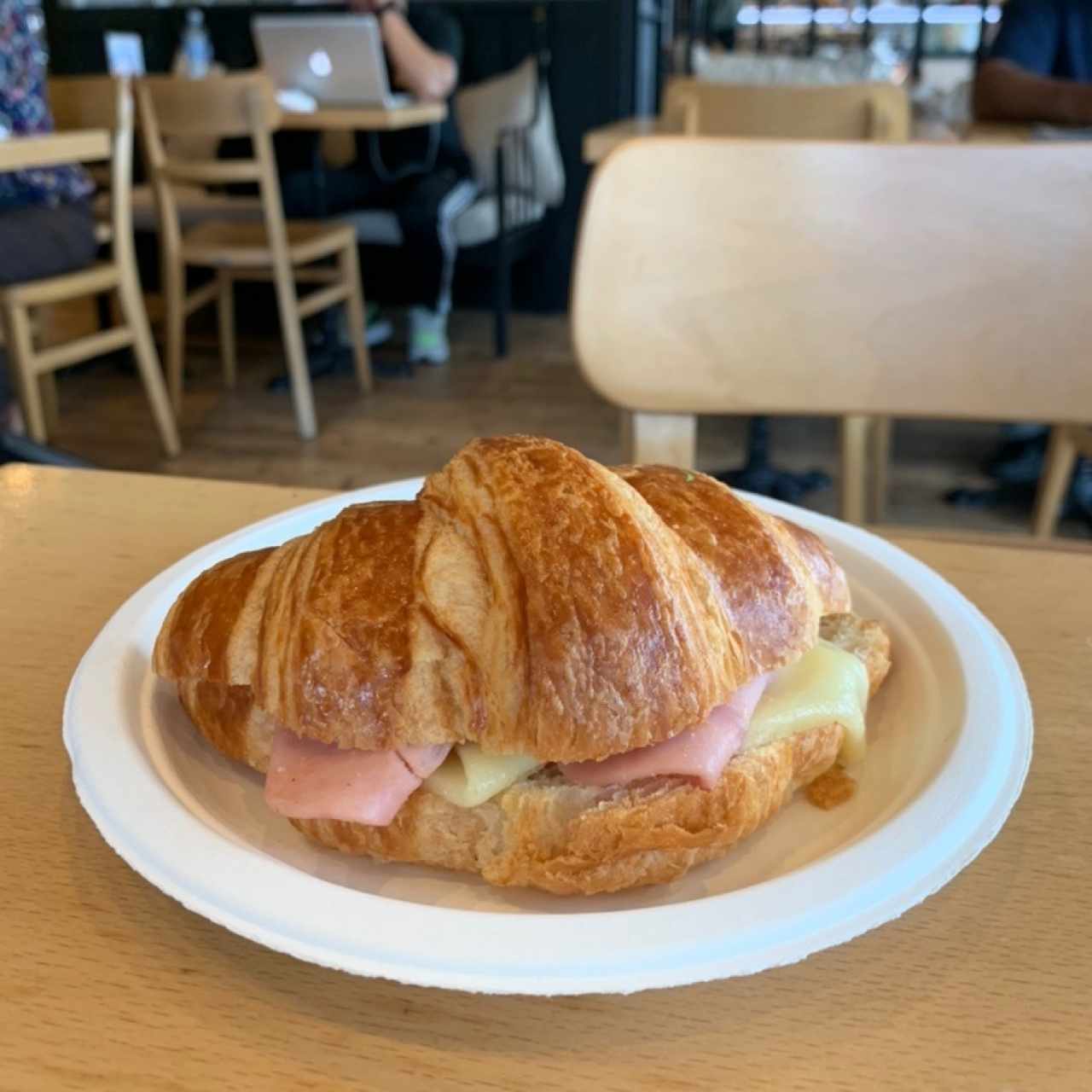 Croissant de jamón y queso 