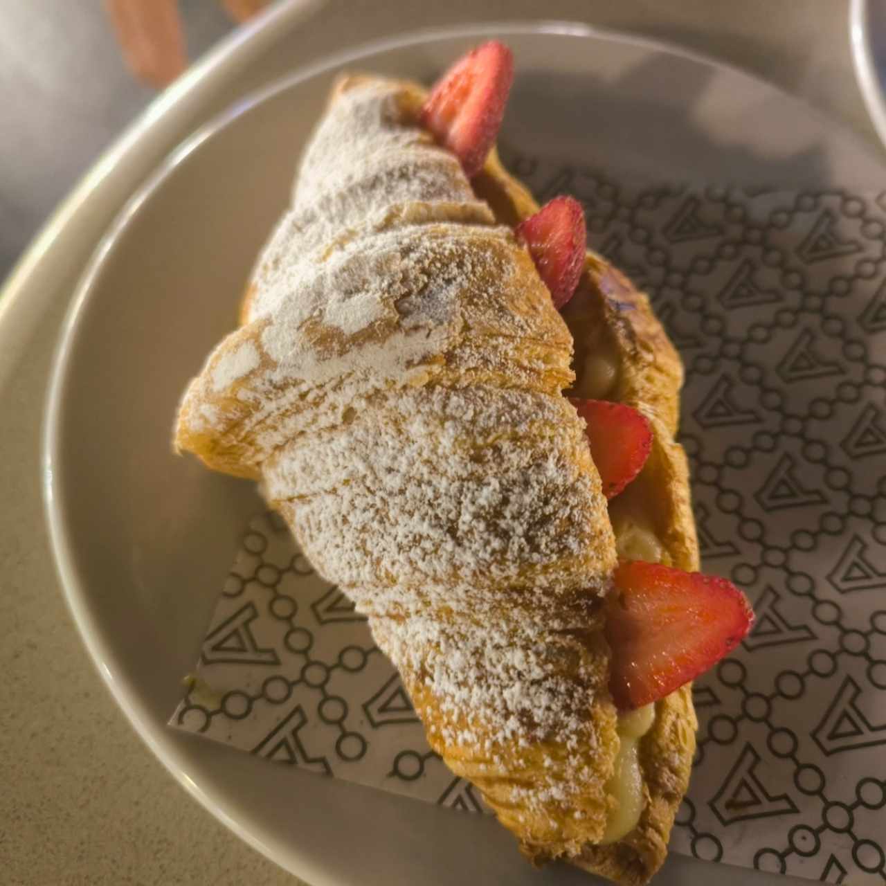 Croissant relleno de crema con fresas