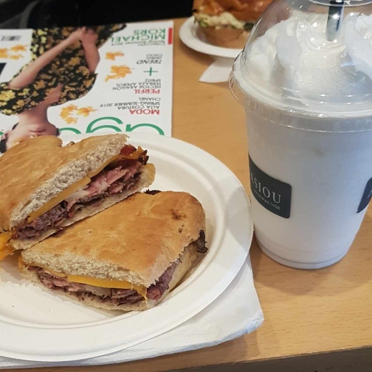 sanduche de pastrami y frappe de Vainilla sin café 