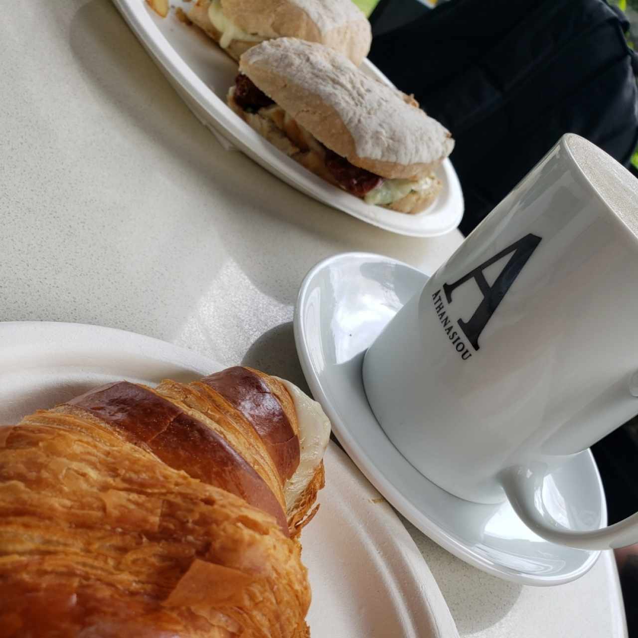 croissant jamón y queso, capuchino y panini de pollo y tomate seco