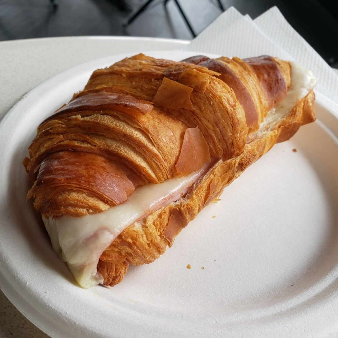 croissant de jamón con queso❤ mi favorito