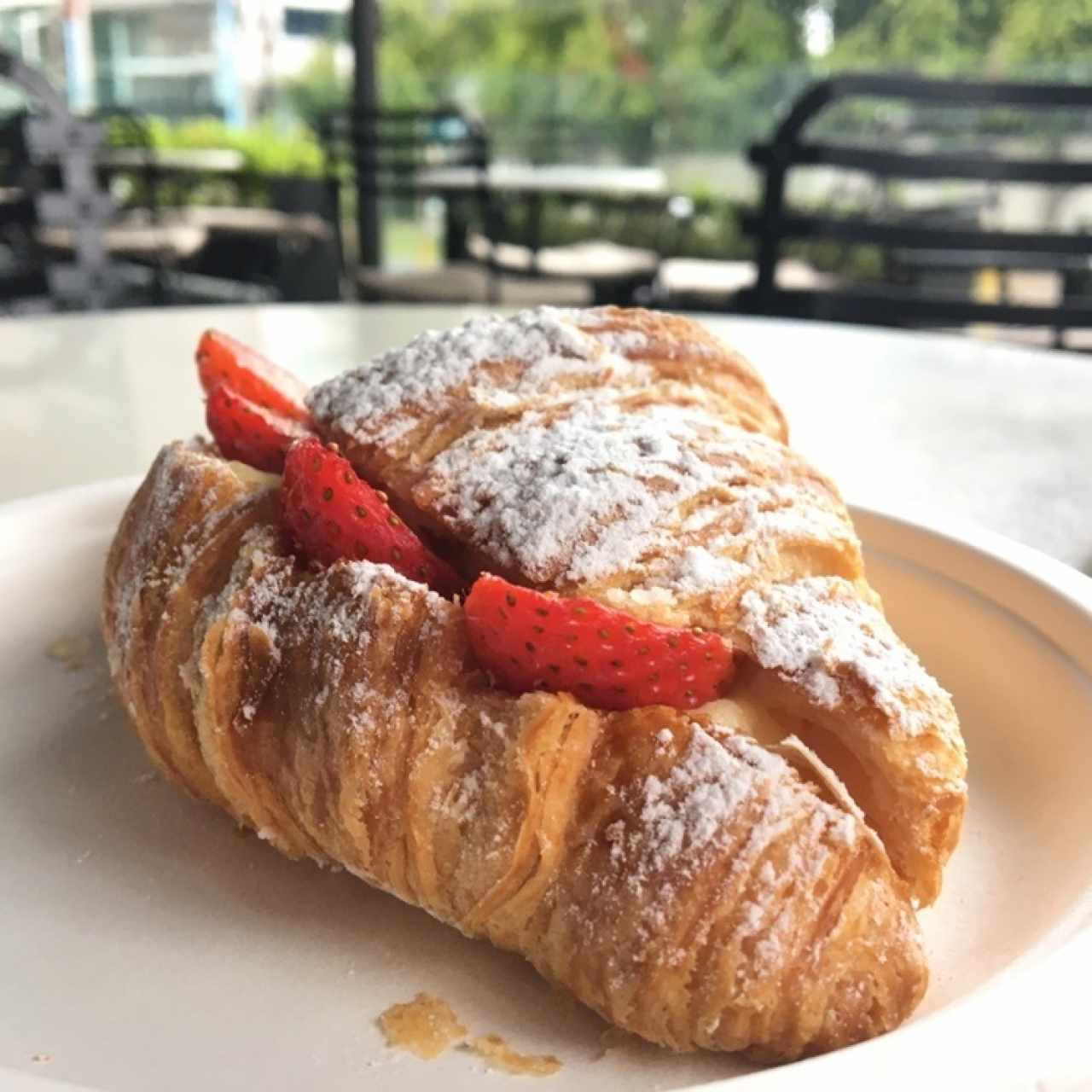 Croissant con crema y fresas