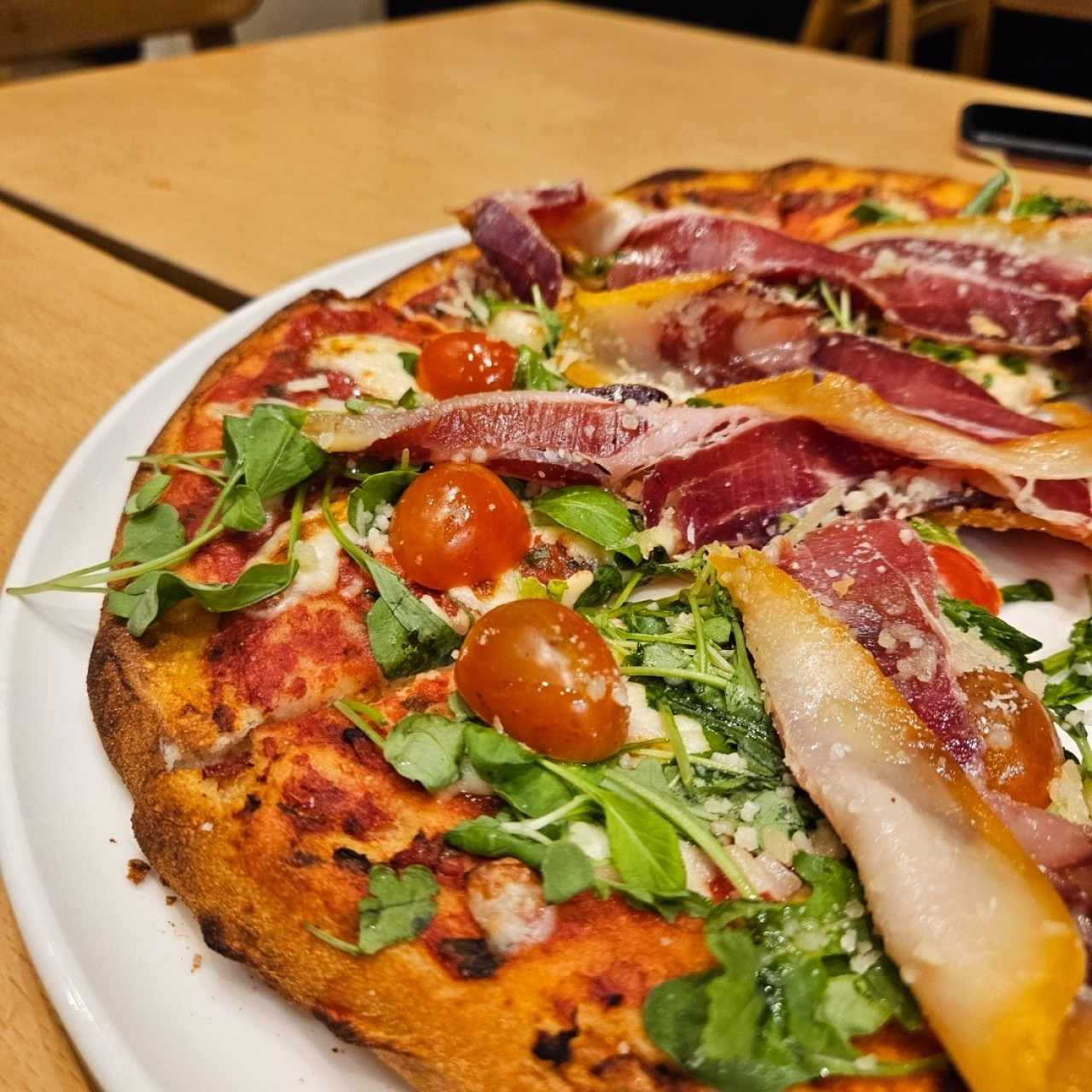 Pizza de prosciutto y rucola