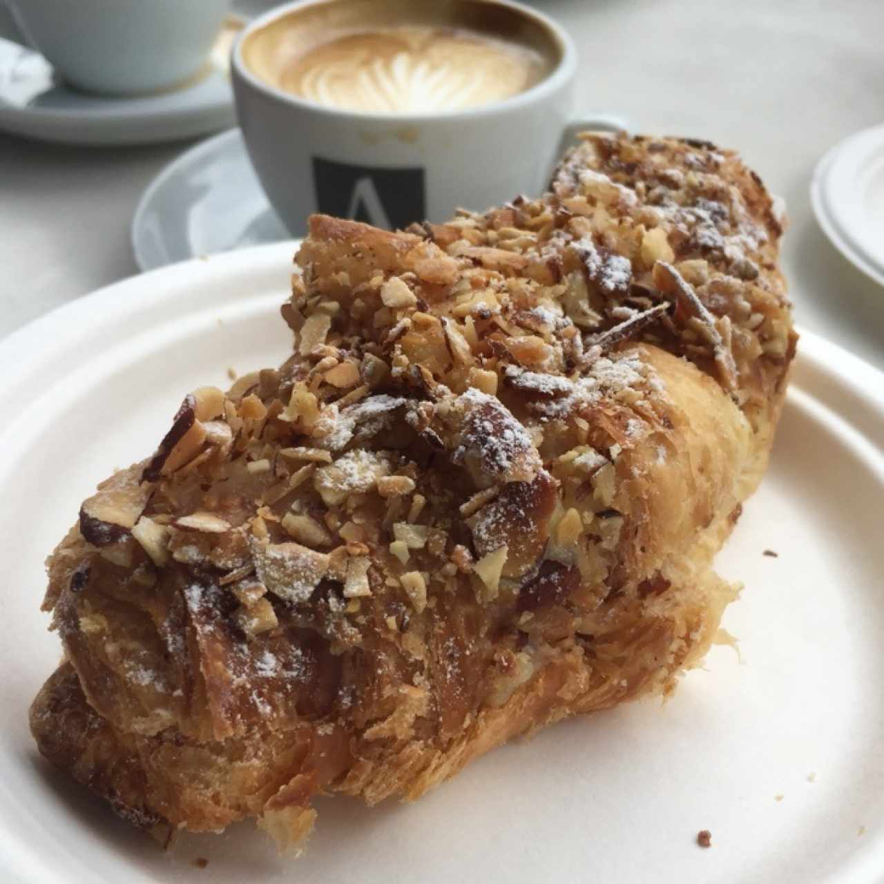 Croissant con almendras y crema pastelera