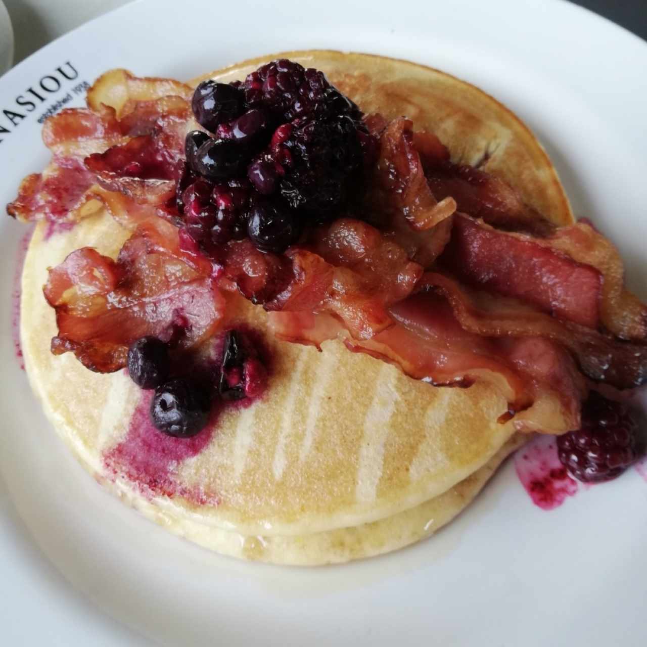 Pancake con blue berry tocino y mantequilla de mani