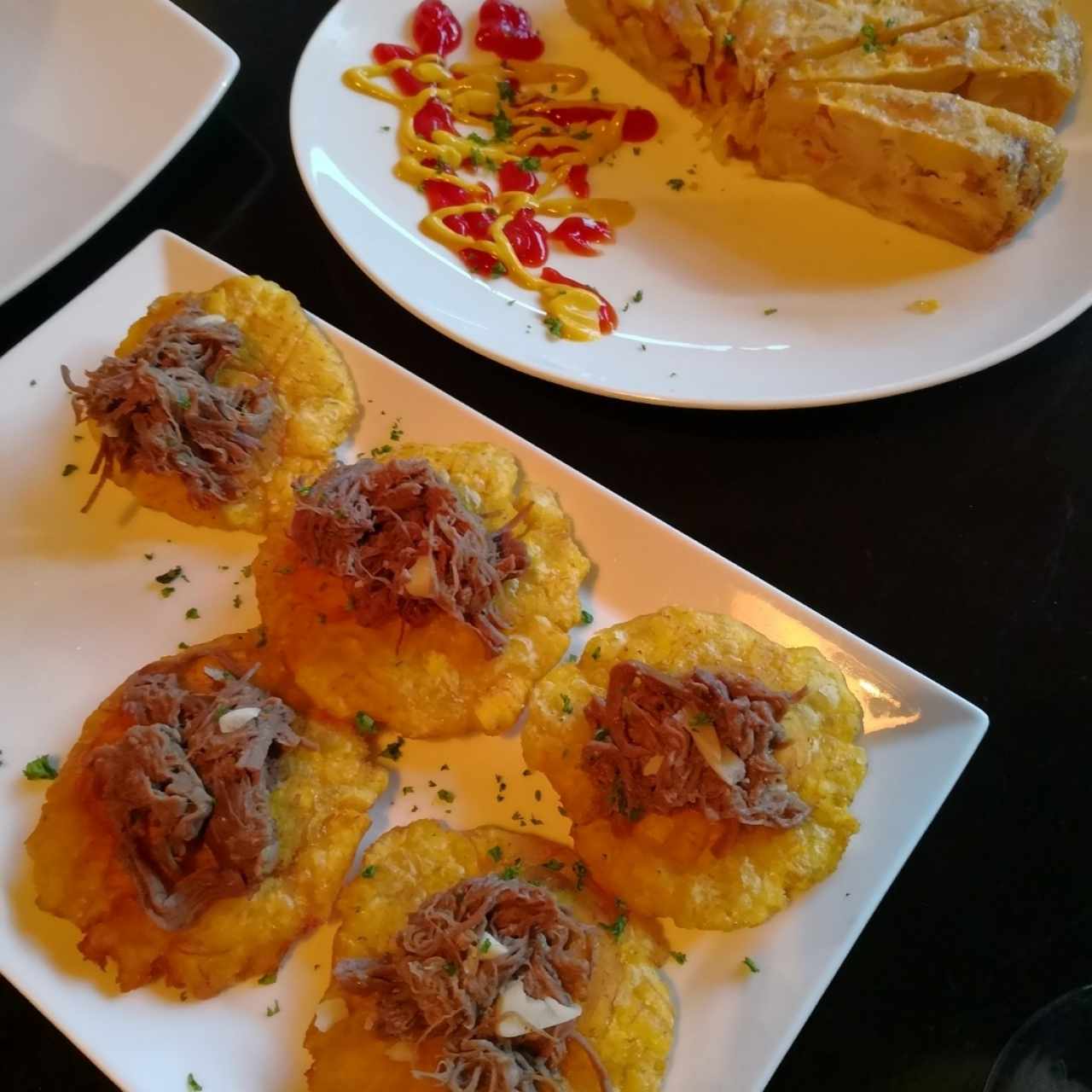 Patacones rellenos de ropa vieja a la cubana