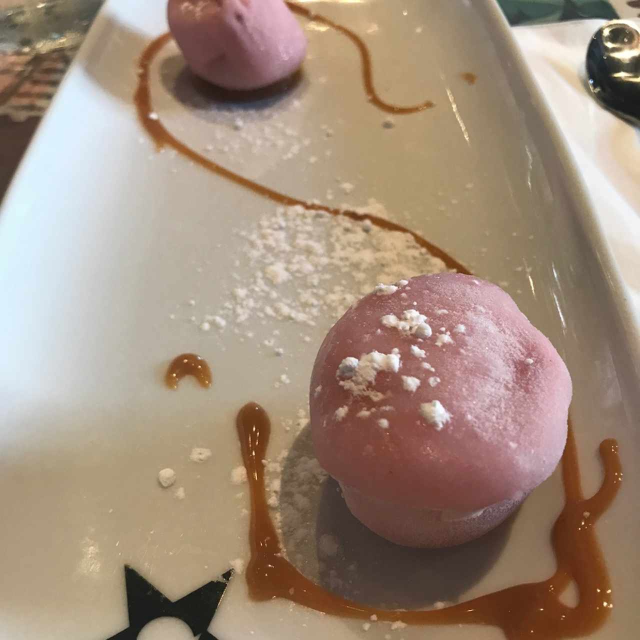 Moshi de fresa con helado de vainilla