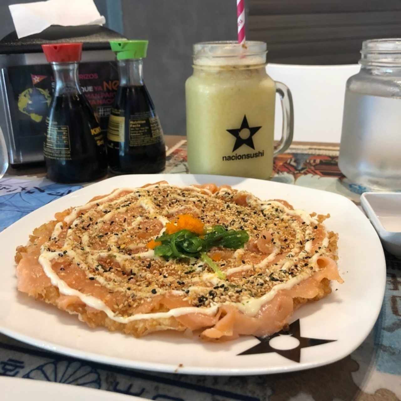 pizza de sushi con salmón ahumado 