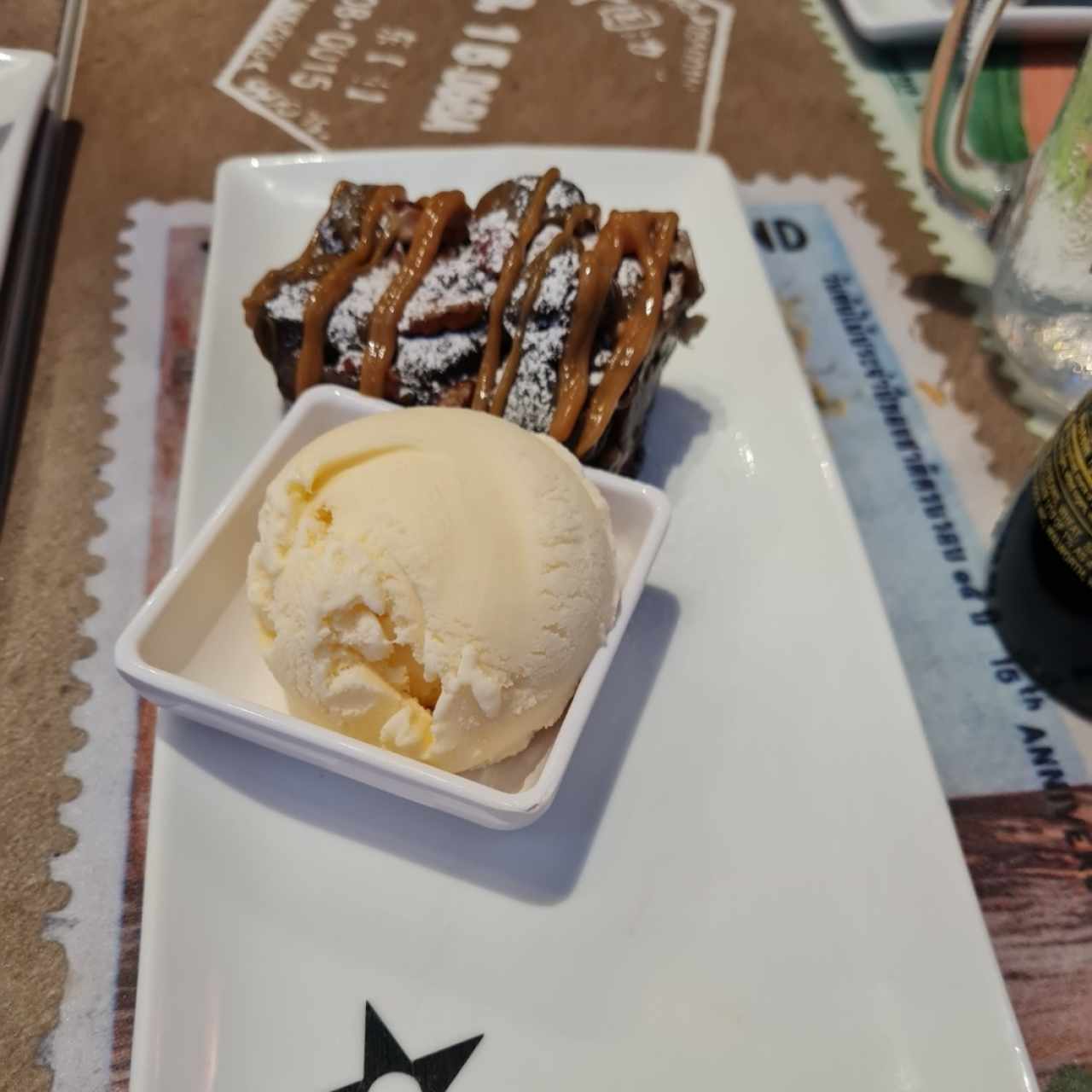 Brownie con caramelo y helado de vainilla