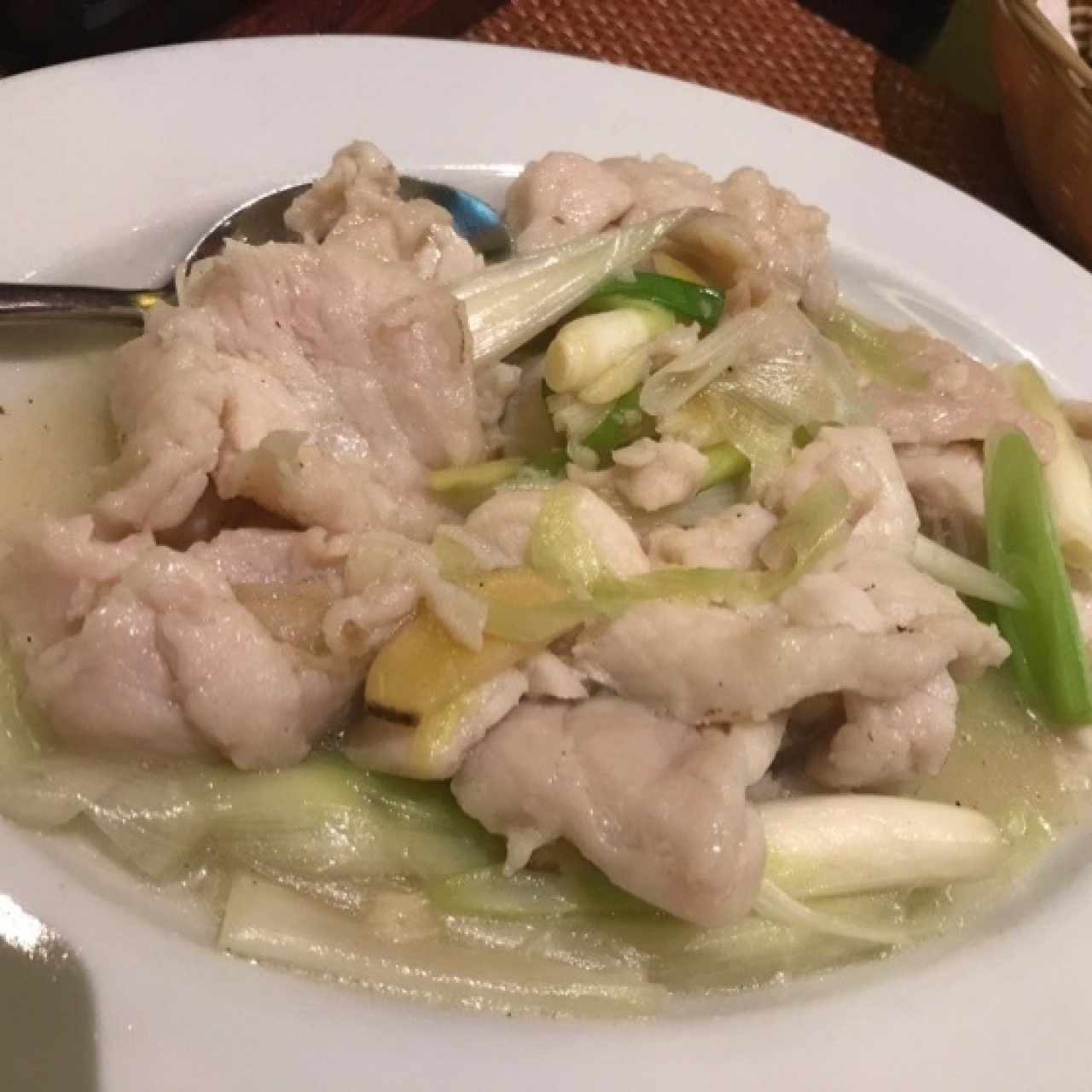 Pescado entero con jengibre y cebollín