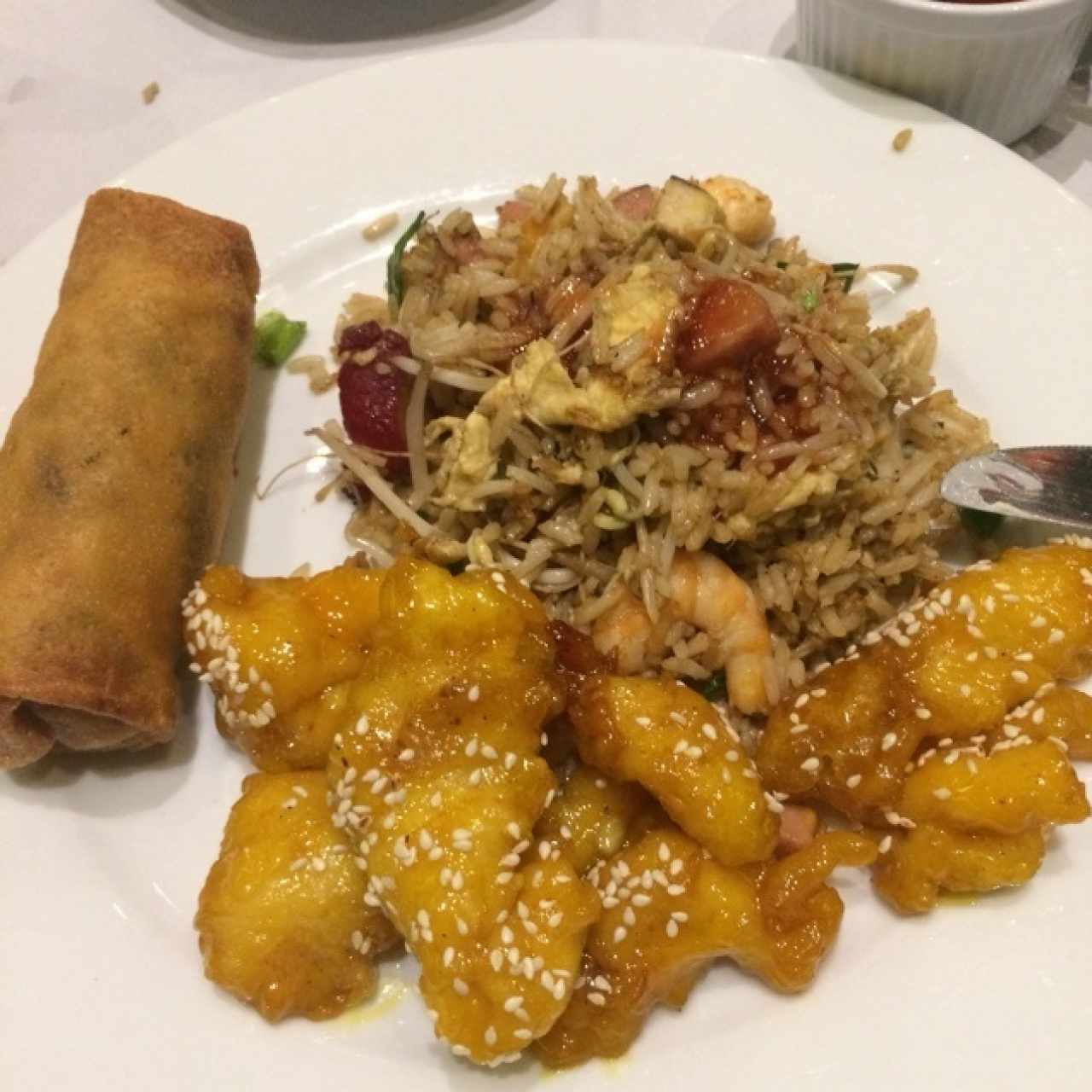 arroz especial, pollo con miel y ajonjoli con lumpias