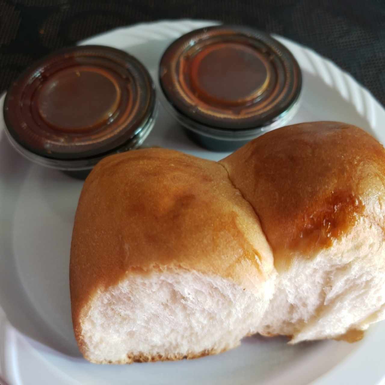 salsa agridulce y pan de la casa