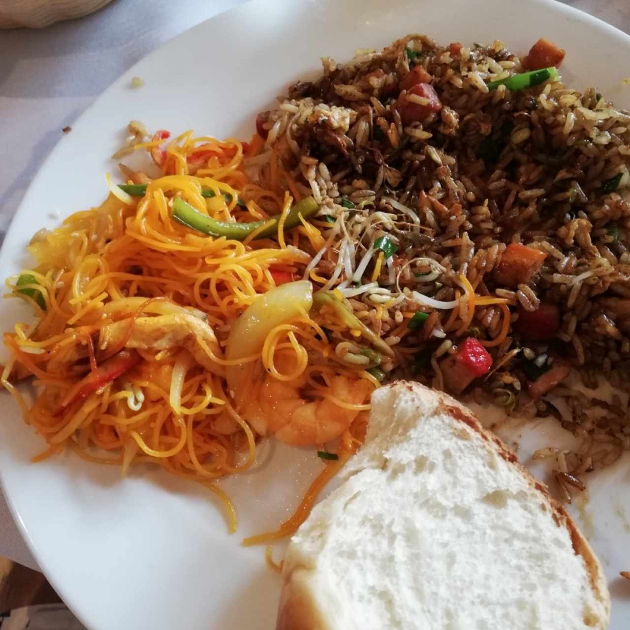 Excelente el arroz frito tradicional y los fideos Singapur, también hemos probado el plato de degustación y de verdad recomendado