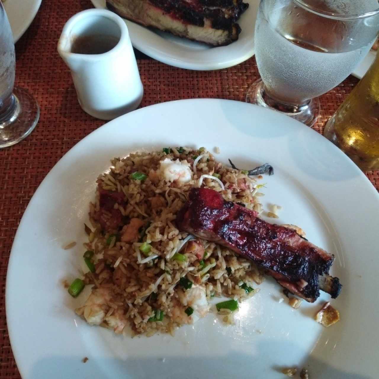 arroz frito especial y costillas asadas